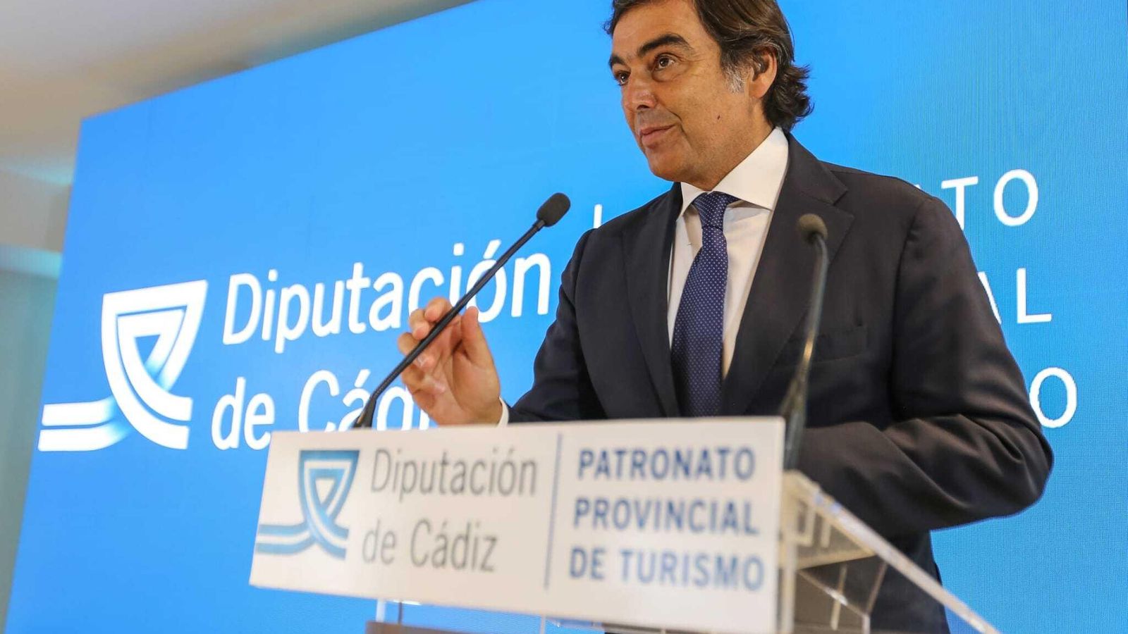 Rafael Calero se dirige a los presentes tras recibir el galardón al Hotel Vincci Costa Golf.