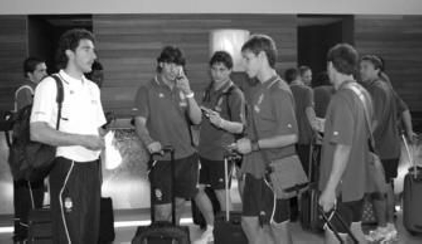 Juanma Rodríguez, segundo entrenador recreativista, junto al resto de la plantilla en la recepción del hotel donde quedaron ayer concentrados los futbolistas albiazules.