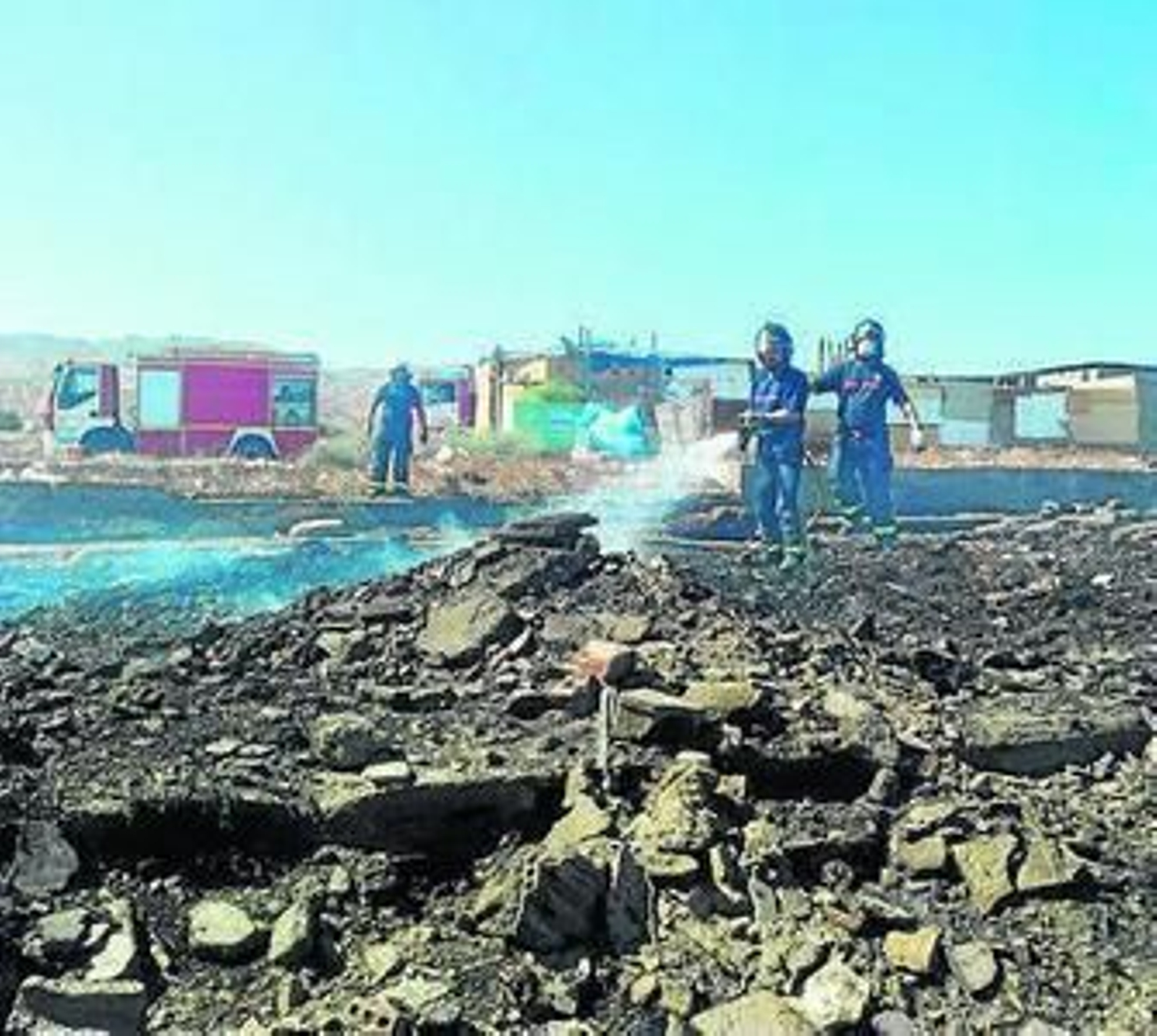 Los bomberos refrescan corrales calcinados.