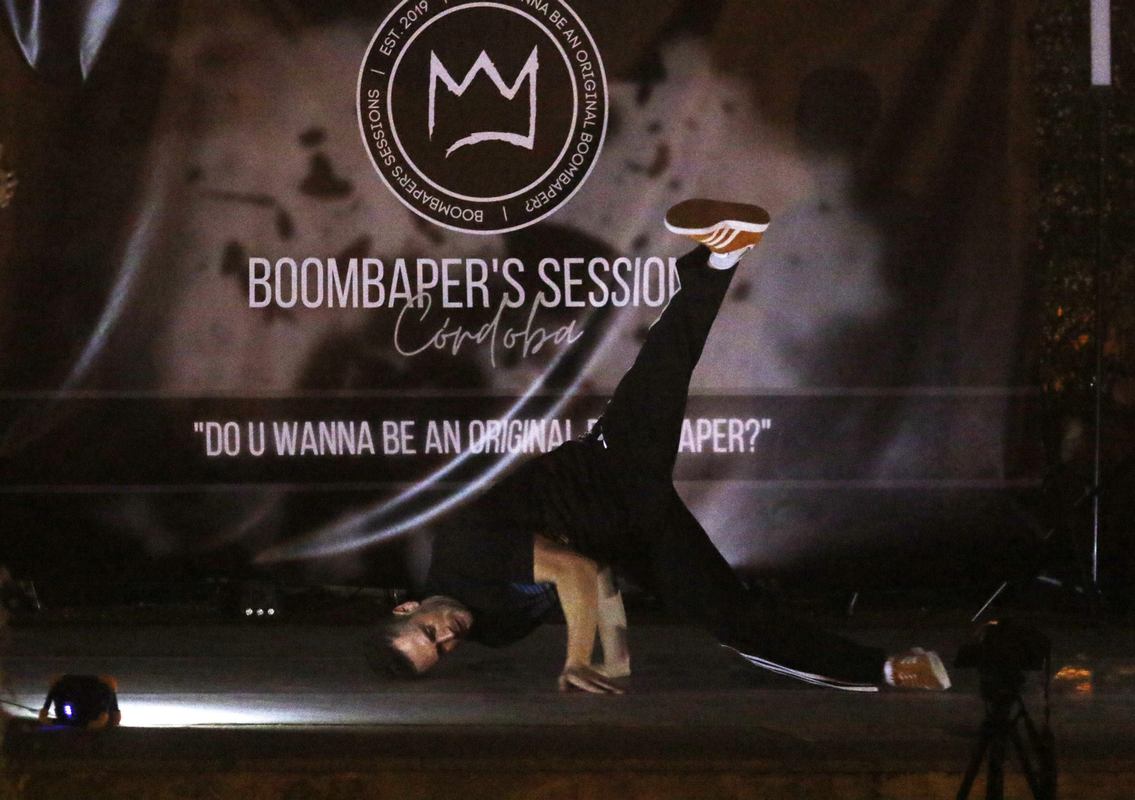 Bailarín hace un paso de breaking en el espectáculo organizado en la plaza del Zoco.