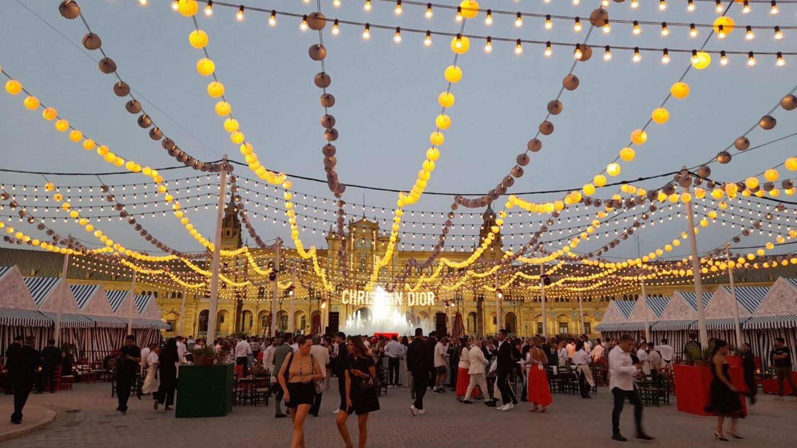 La 'feria' de Dior en Sevilla al atardecer