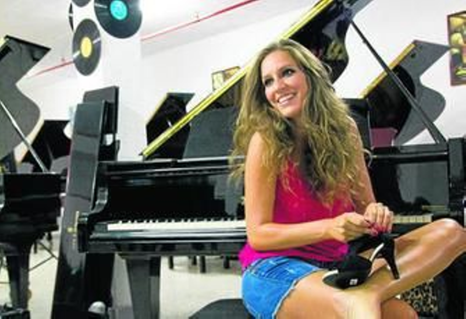 María Toledo, ante el piano que siempre la acompaña.
