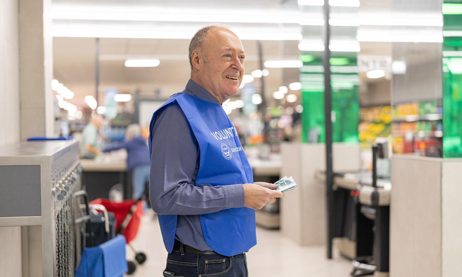Un voluntario en una tienda de Mercadona, durante la Gran Recogida de los Bancos de Alimentos.