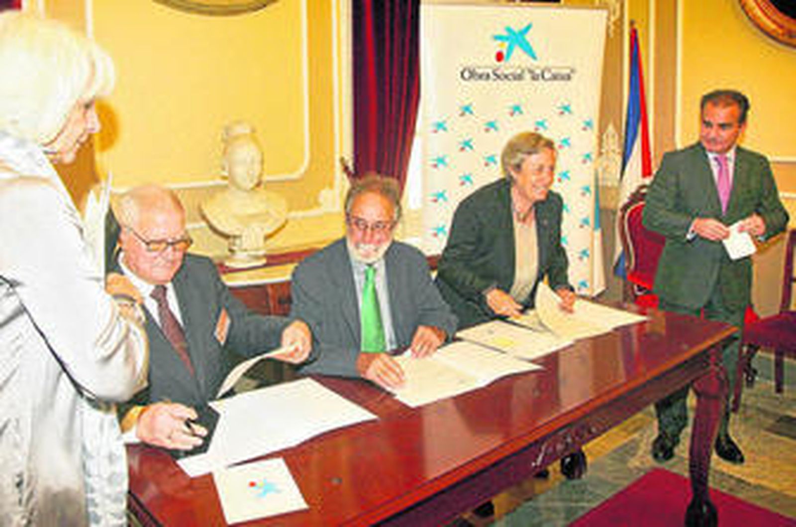 De izquierda a derecha, Mateo Sánchez, Rafael Oliva, Concepción García y Rafael Herrador, ayer durante la firma.