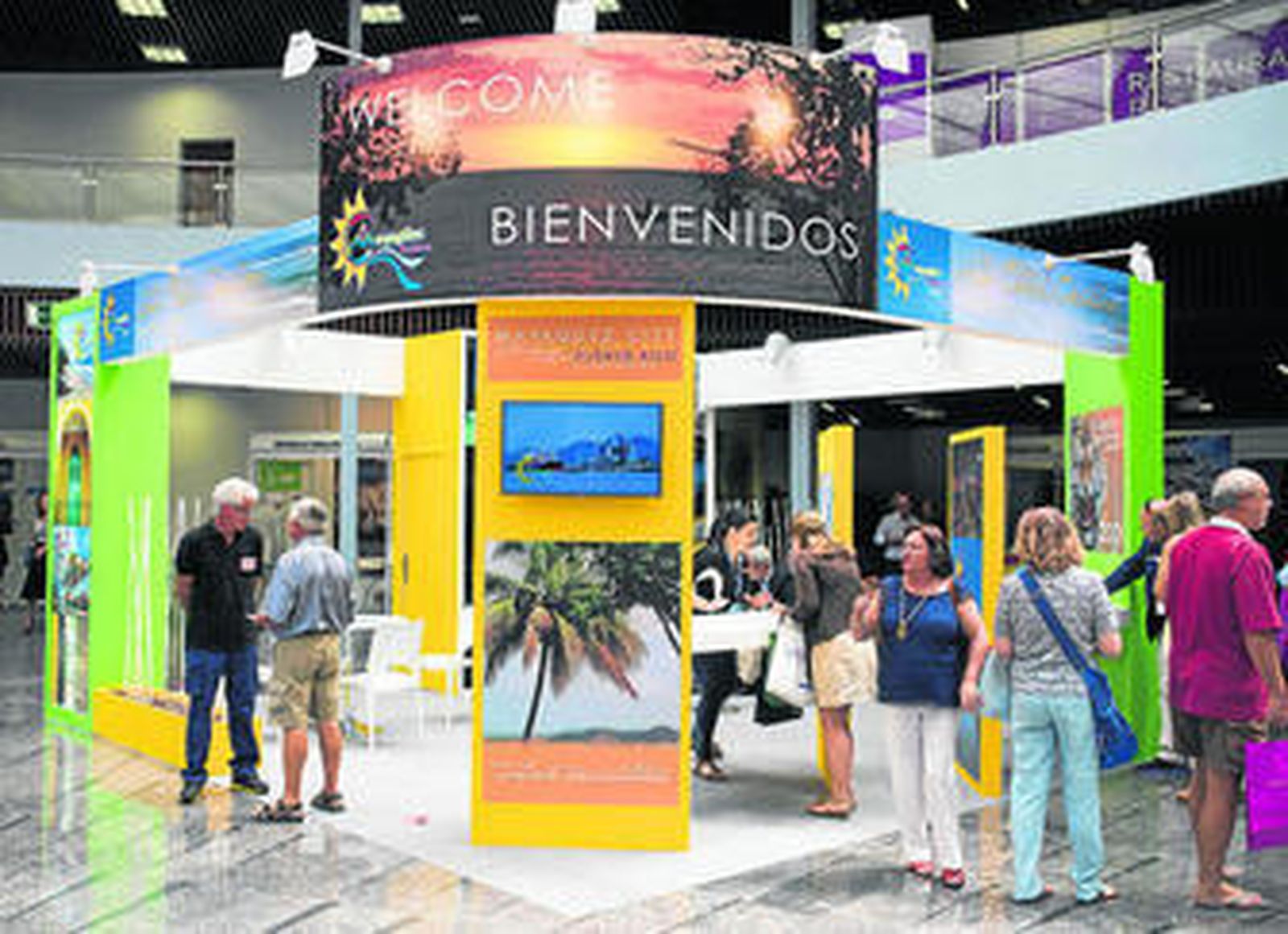 Varias personas, ayer, en la inauguración.