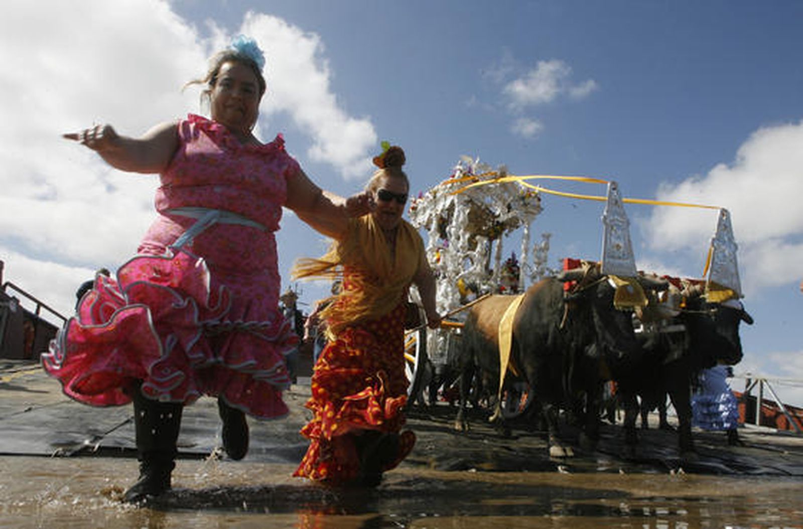 La filial de Sanlúcar cruzó el Guadalquivir camino de El Rocío. 

Foto: Borja Benjumeda