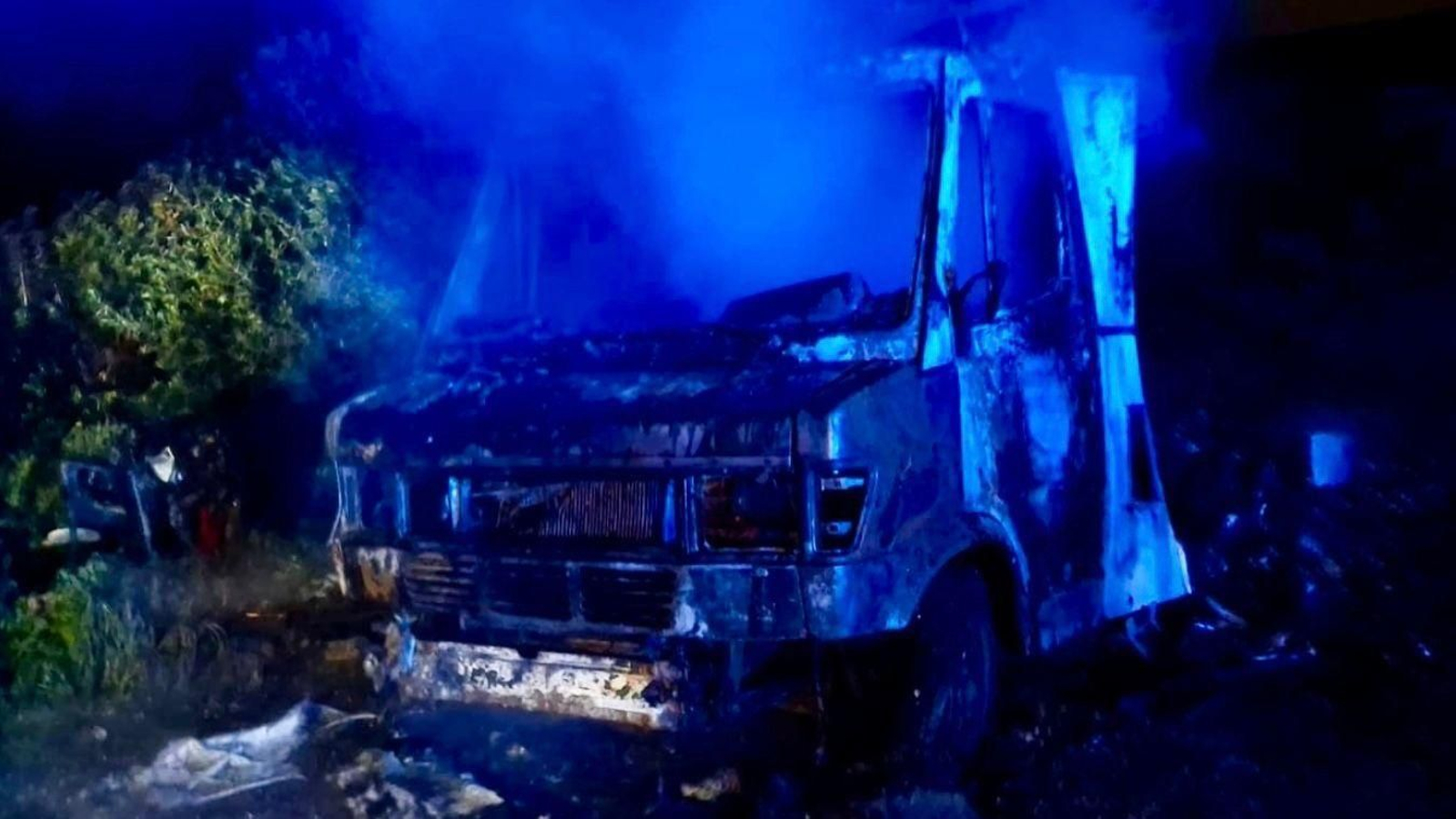 Hallan un cadáver calcinado en una autocaravana incendiada en San Roque.