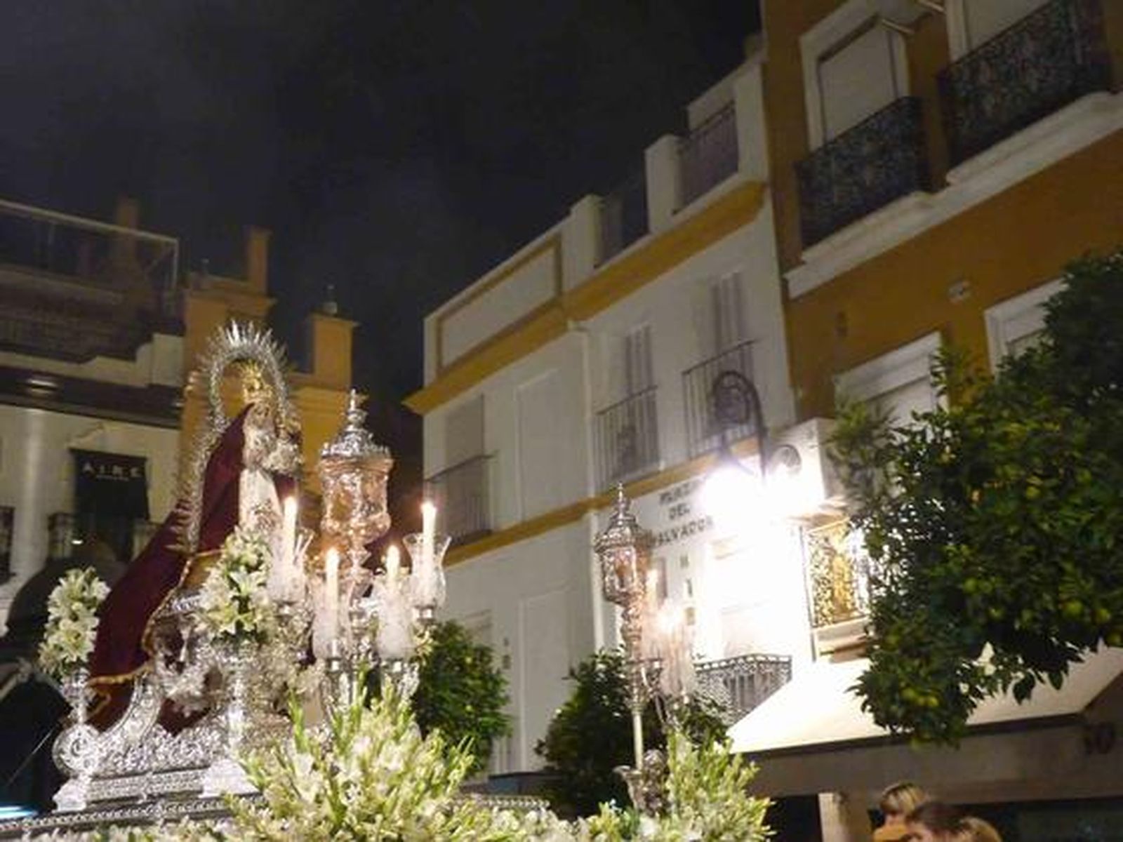 Del Salvador salió el sábado la Virgen del Prado de la Hermandad sevillana formada por gentes Higuera de la Sierra.

Foto: Ruesga Bono