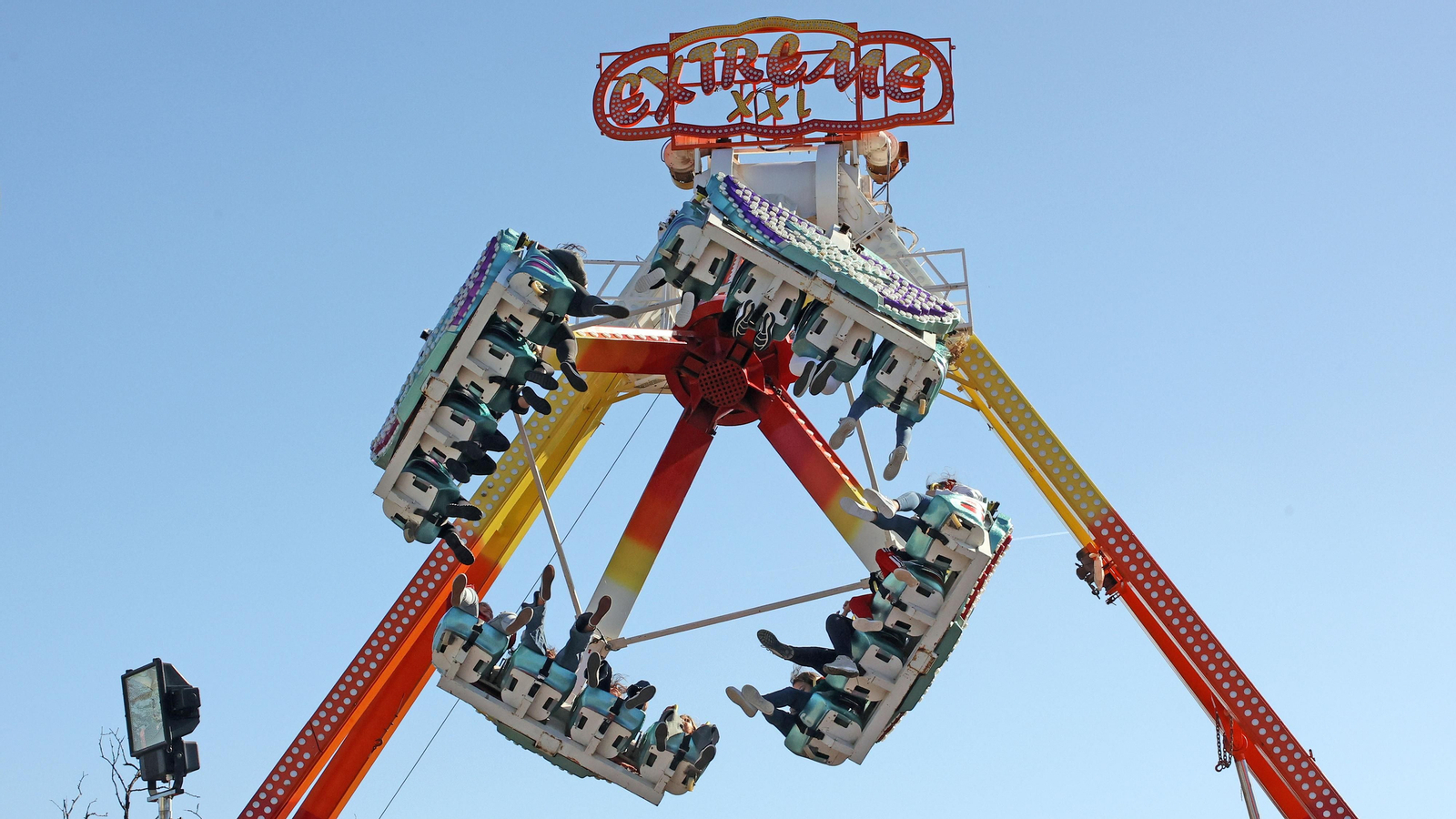 El parque de atracciones de Navidad junto a la Feria volvió a llenarse este sábado El parque de atracciones de Navidad junto a la Feria volvió a llenarse este sábado