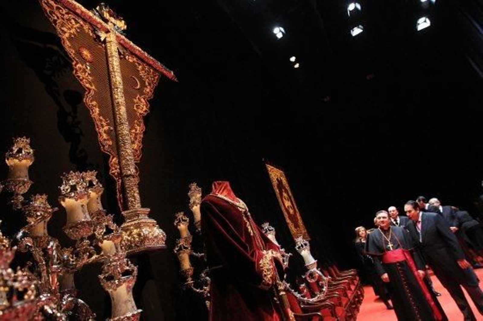 José Juan Gallardo ofreció un magnífico Pregón de Semana Santa en el Villamarta. Ampliamente aplaudido, el pregonero hizo de su condición flamenca uno de los ejes de la obra que declamó durante dos horas.

Foto: Vanesa Lobo