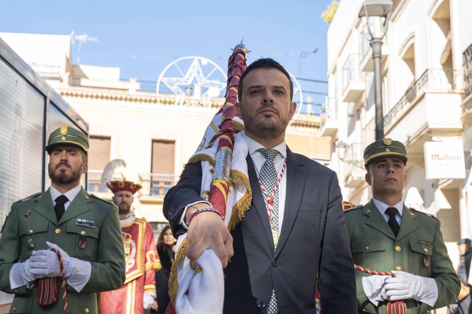 El Pendón vuelve a alzarse en Almería: memoria y ciudad bajo la luz de diciembre