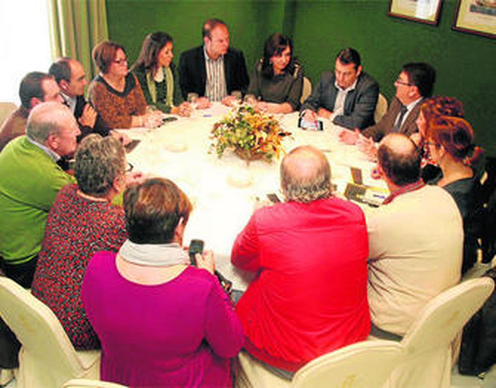 Sanz, Corrales, Sánchez Alonso y miembros del PP y de RRUU, reunidos la mañana del pasado domingo.