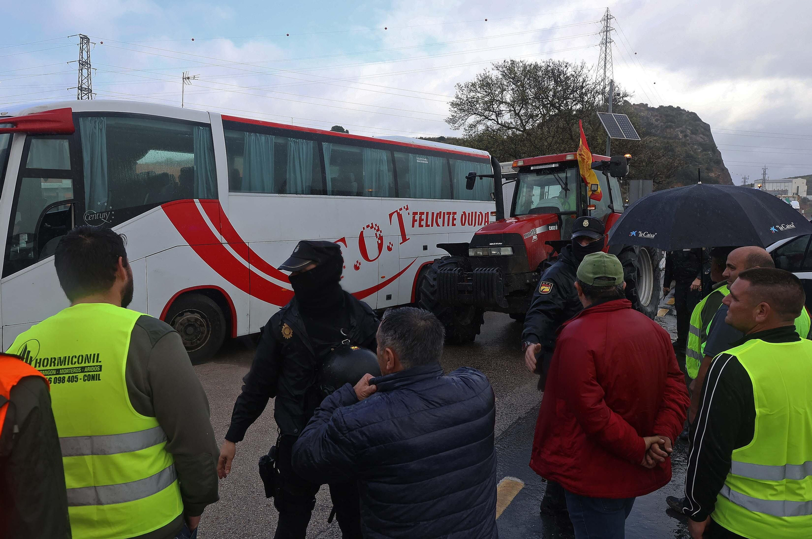 El corte del acceso sur de Algeciras por los tractoristas de Cádiz, en imágenes