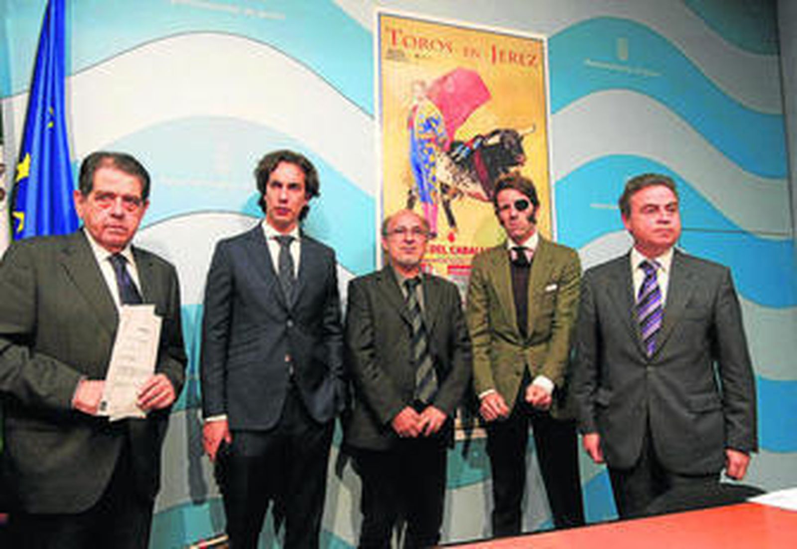 Jerónimo Roldán, Jorge Matilla, Fernando Toro, Juan José Padilla y Antonio Real, ante el cartel del abono taurino de Feria del Caballo.