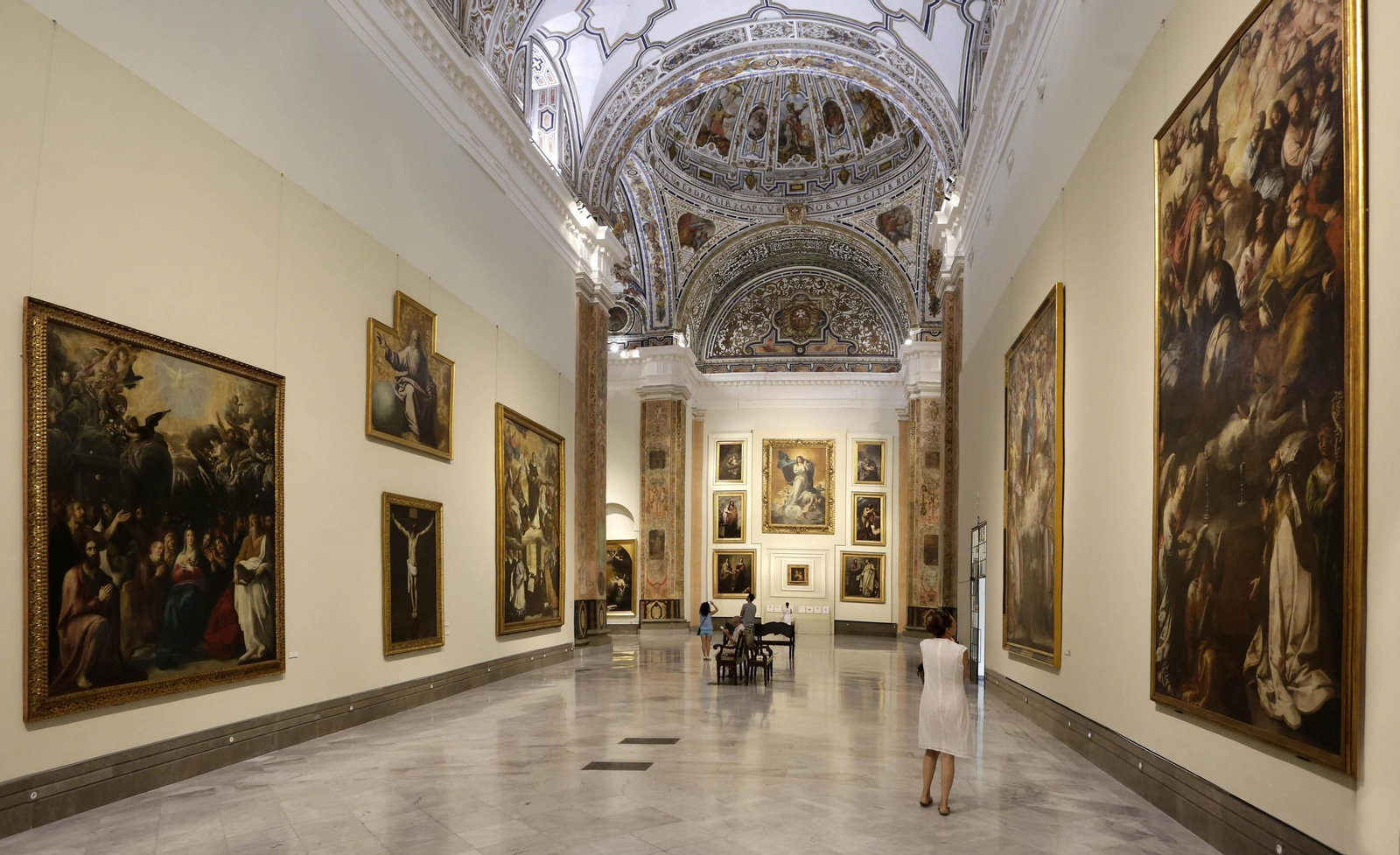 Una visitante en el museo de Bellas Artes de Sevilla.