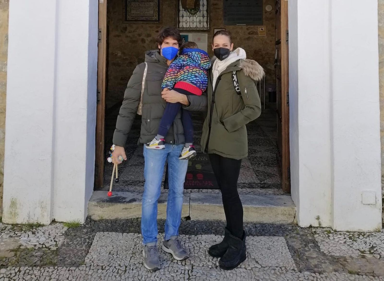 Cayetano Rivera y Eva González, junto a su hijo en la Gruta de las Maravillas.