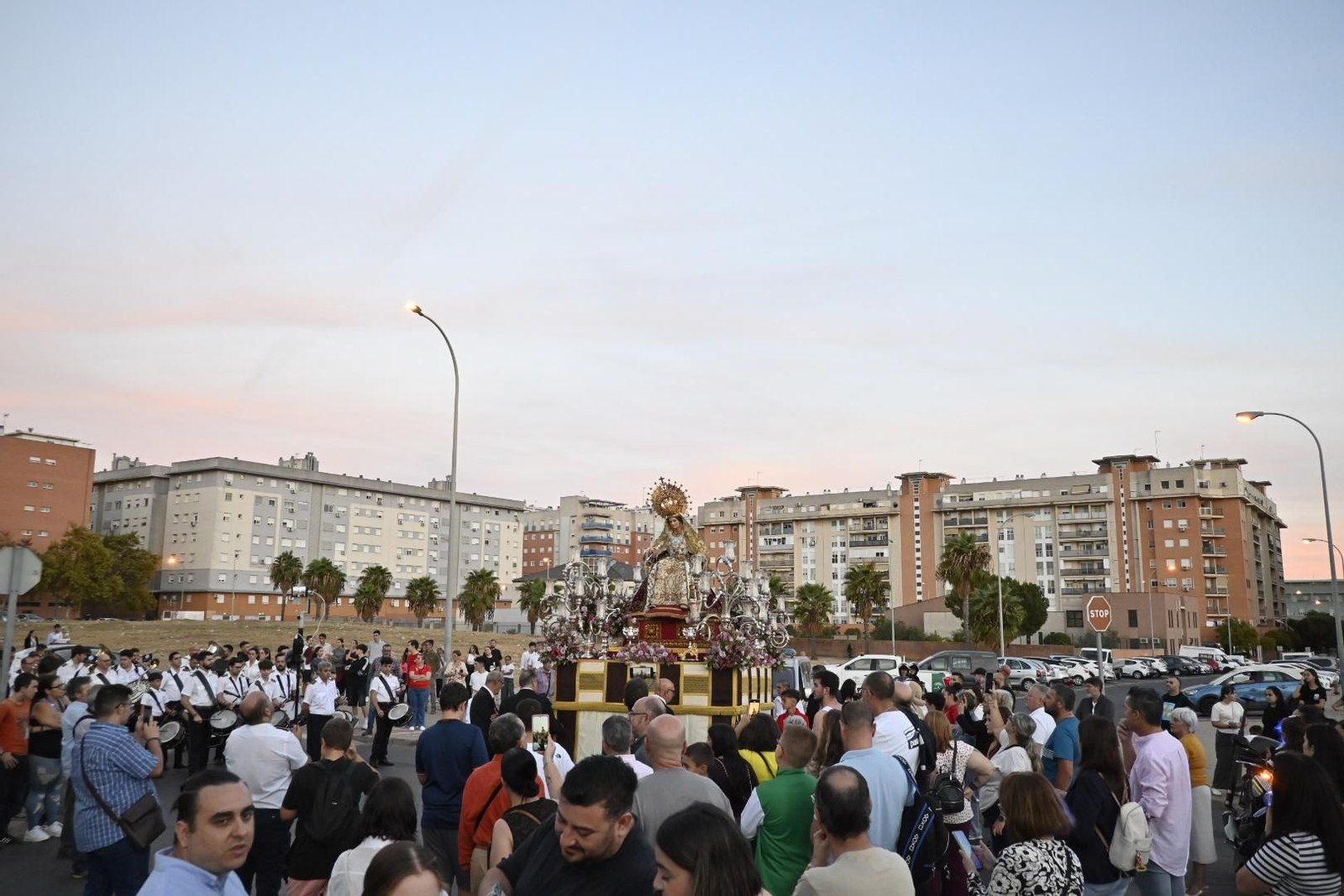 Primera procesión de la Virgen del Rosario por las calles de Huelva, en imágenes