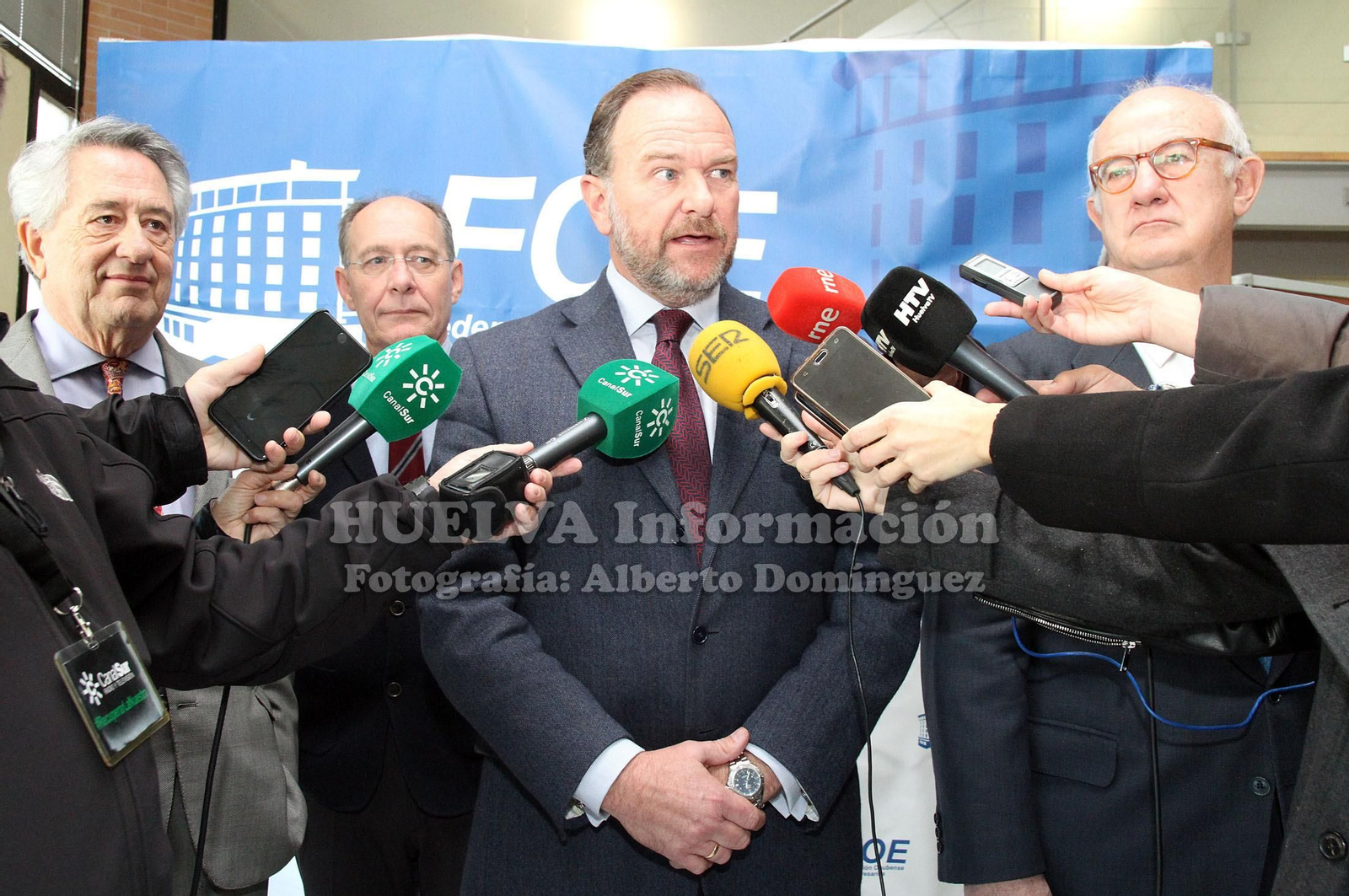 Mesa redonda en la FOE sobre retos y oportunidades de la transición energética, en imágenes