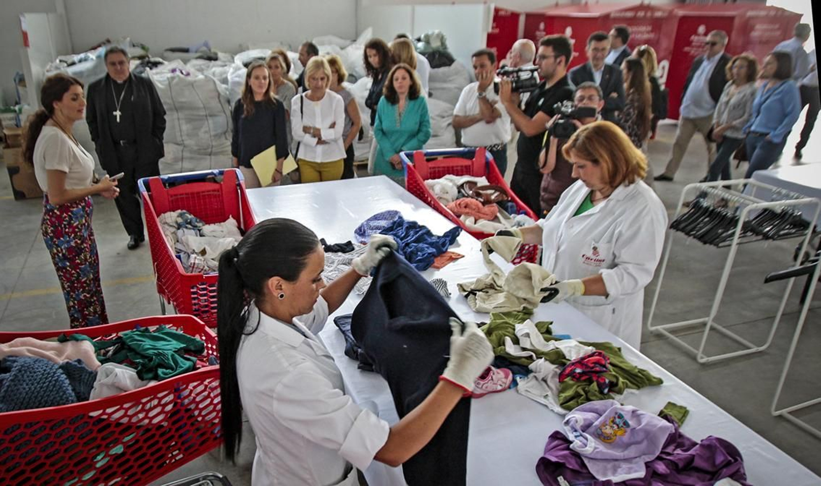 Imagen de la nave en el polígono Santa Cruz donde se lleva a cabo el reciclado de la ropa. Imagen de la nave en el polígono Santa Cruz donde se lleva a cabo el reciclado de la ropa.