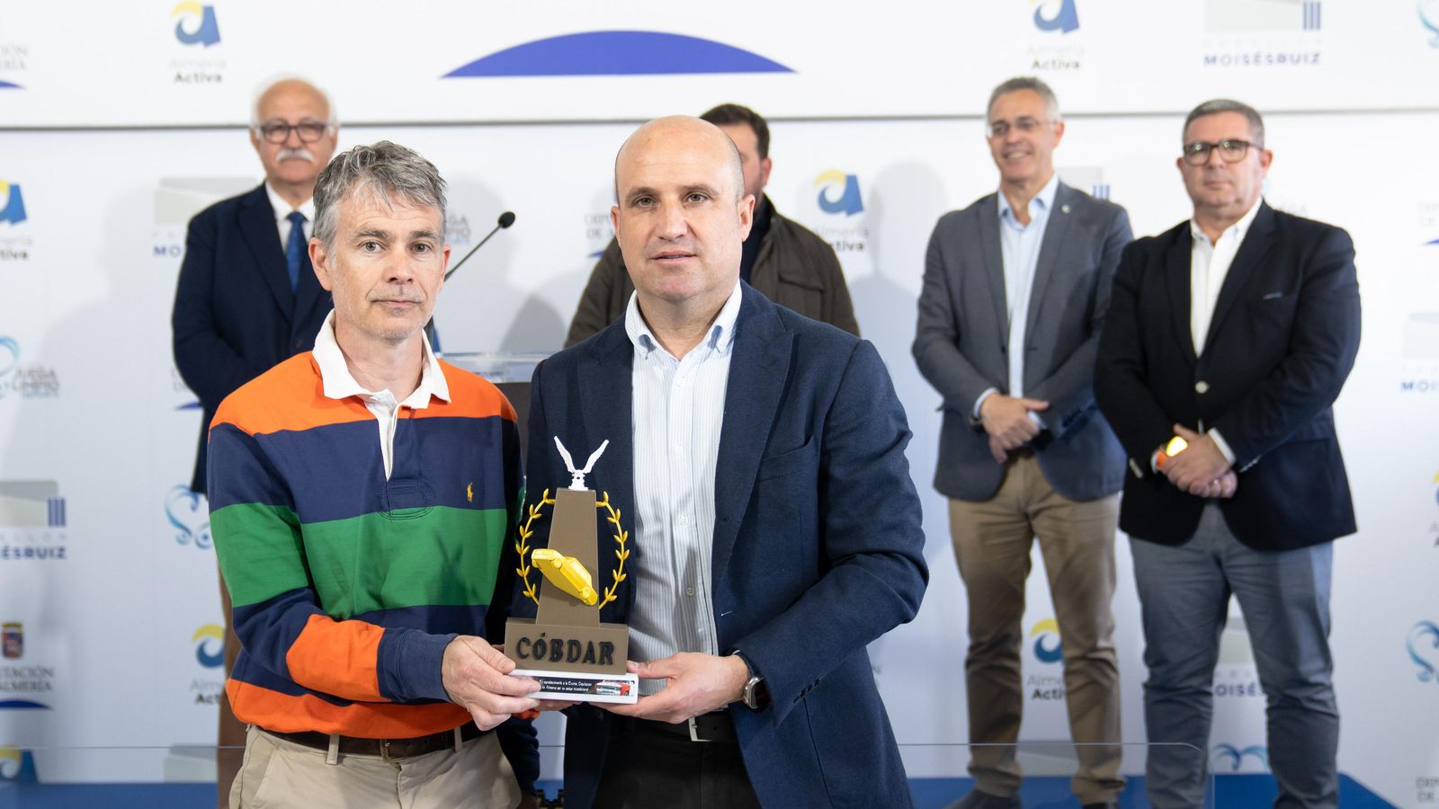 El diputado recibe un trofeo de agradecimiento a la Diputación Provincial de Almería.