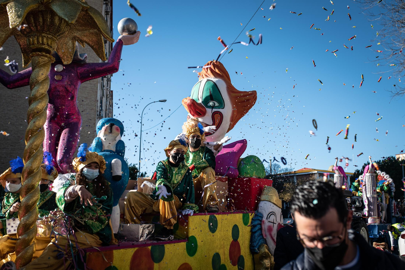 La visita de los Reyes Magos a los barrios de Huelva en imágenes