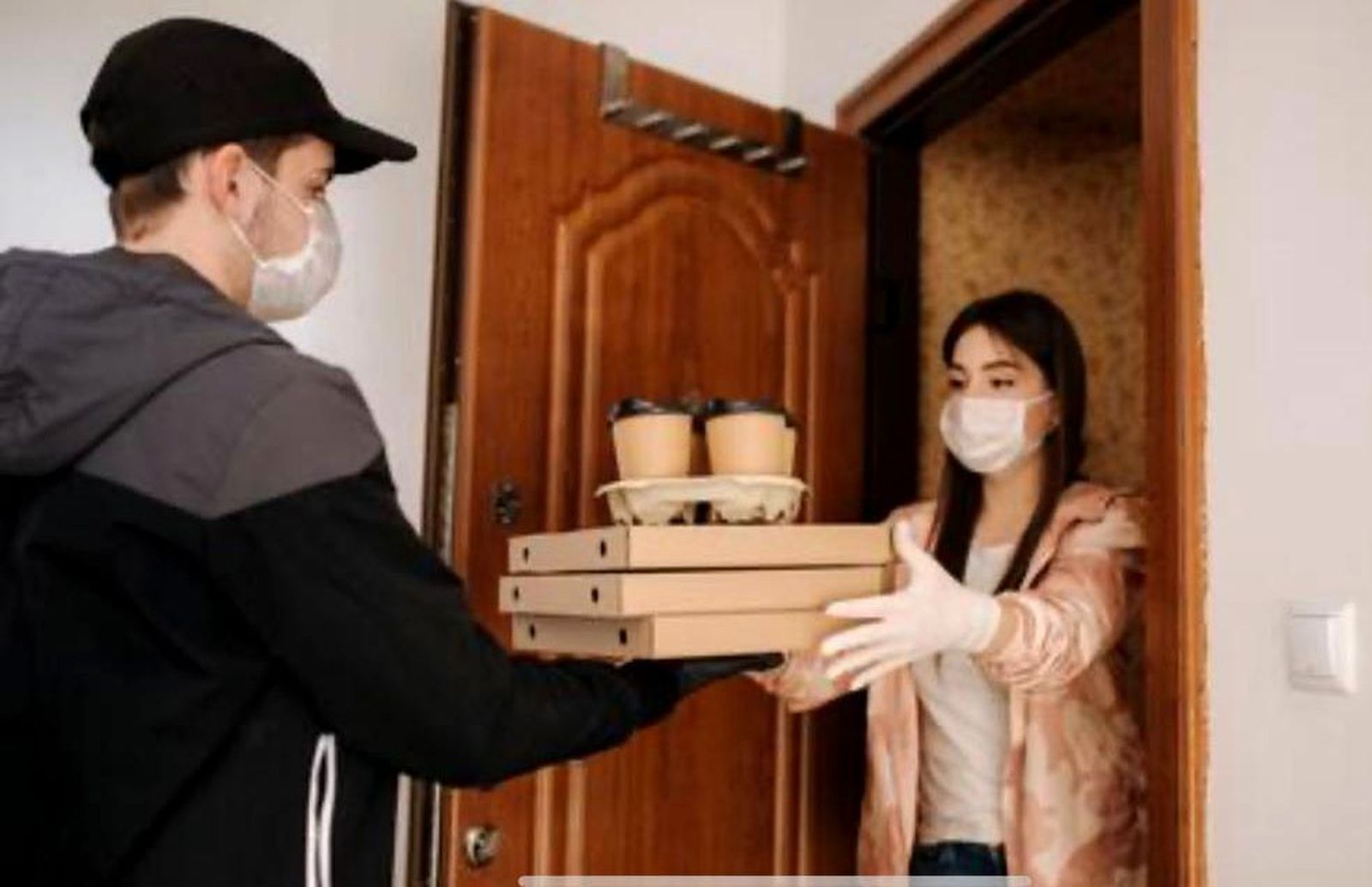 Los ayuntamientos de Rota y Chipiona exigen a la Junta que permita el servicio a domicilio de los negocios hosteleros hasta la una de la madrugada.