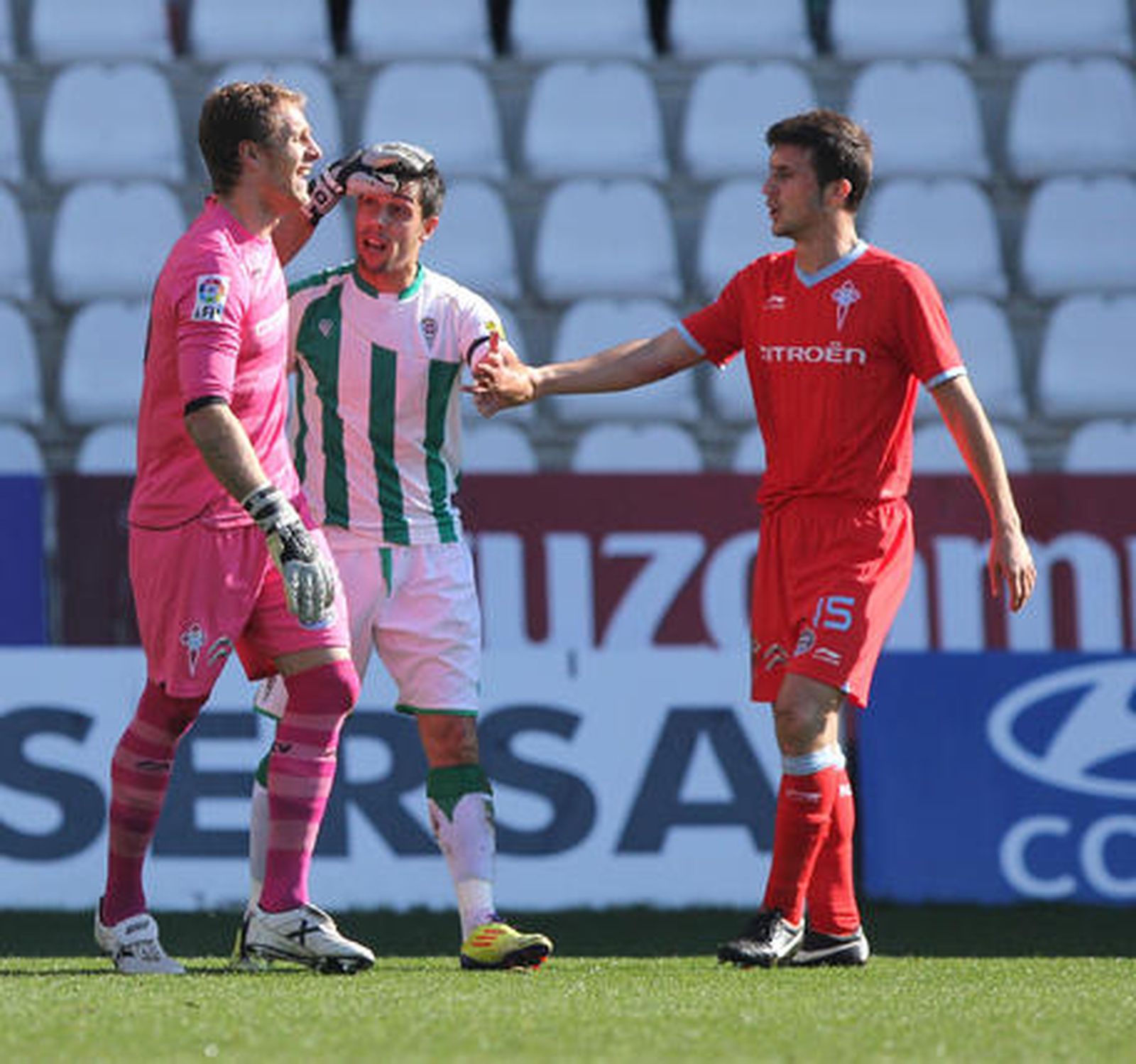 El Córdoba no puede coronar con una victoria su dominio ante el Celta de Vigo en el Arcángel (0-0). / José Martínez