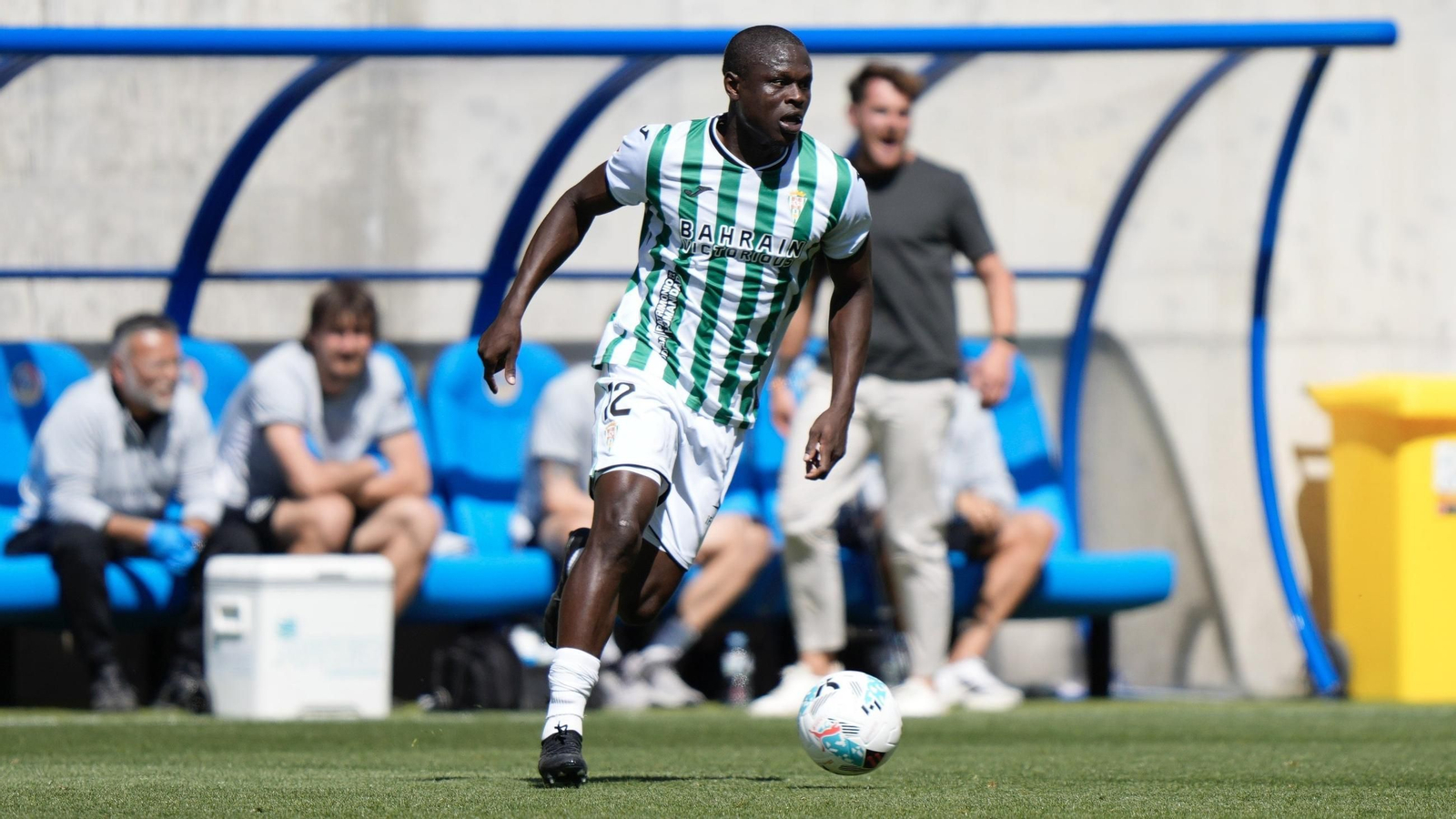 Fomeyem conduce el balón en un partido del Córdoba CF.