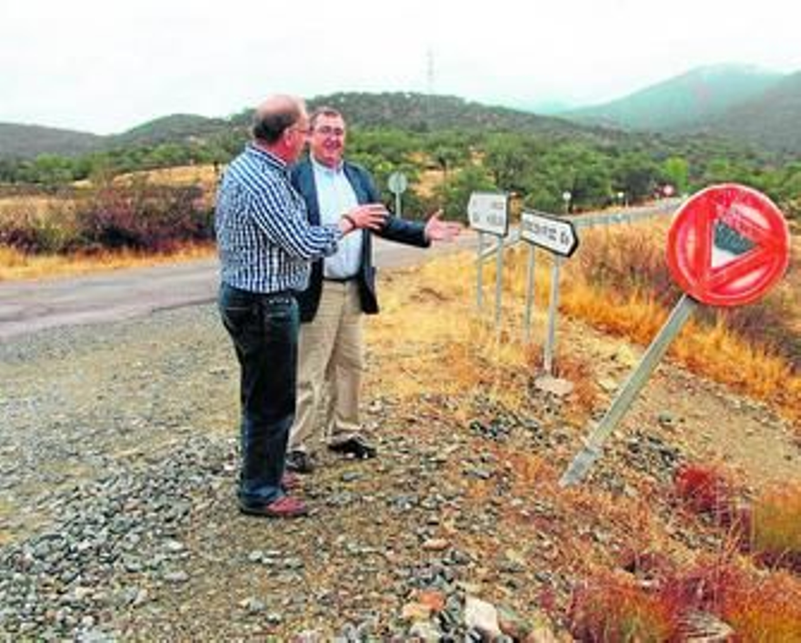 José Luis Barragán y José Luis Jaldón, en la carretera de Encinasola.