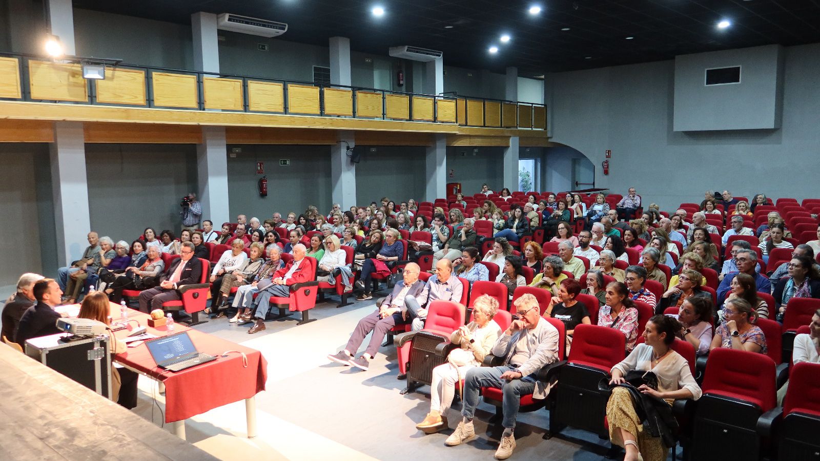 El Cine Teatro Regio rozó el lleno con motivo de esta conferencia.