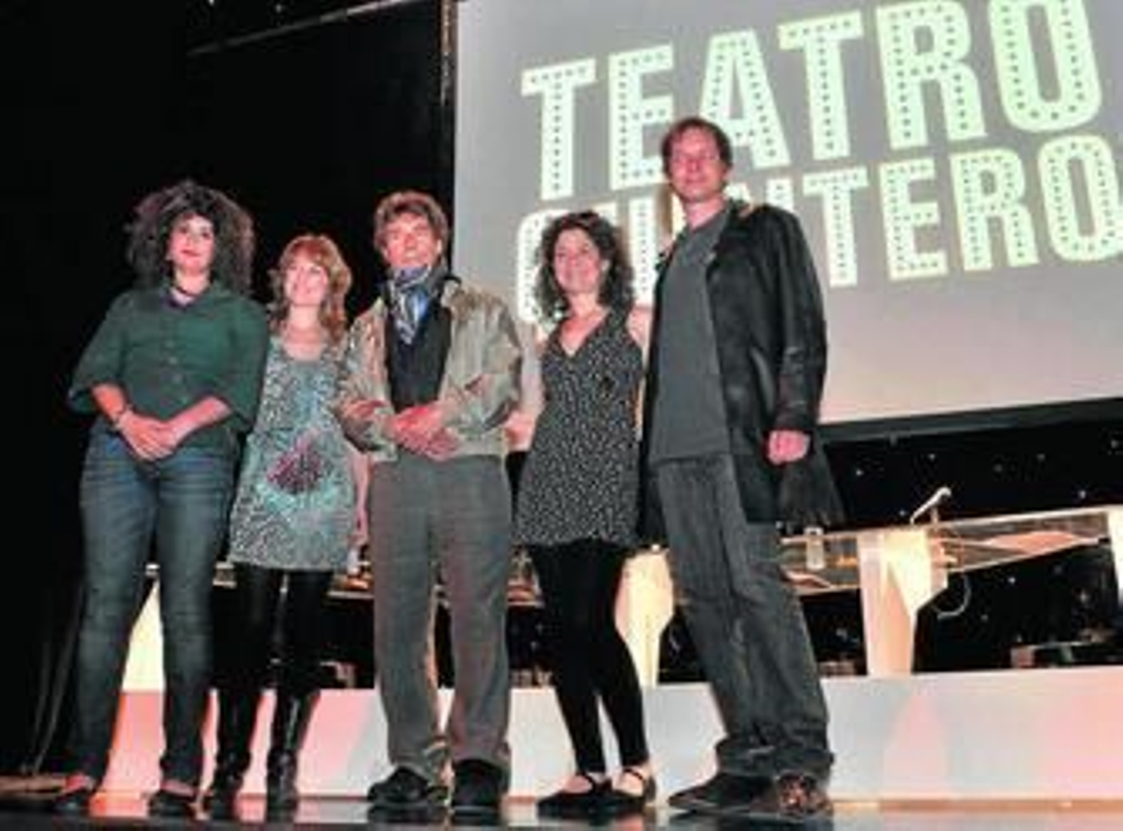 Las 'niñas' de Chirigóticas con Quintero y el dramaturgo Antonio Álamo, ayer, en el teatro de la calle Cuna.