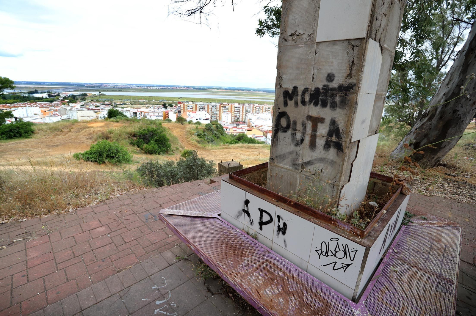 Imágenes de la suciedad, deterioro y abandono de los miradores del Conquero