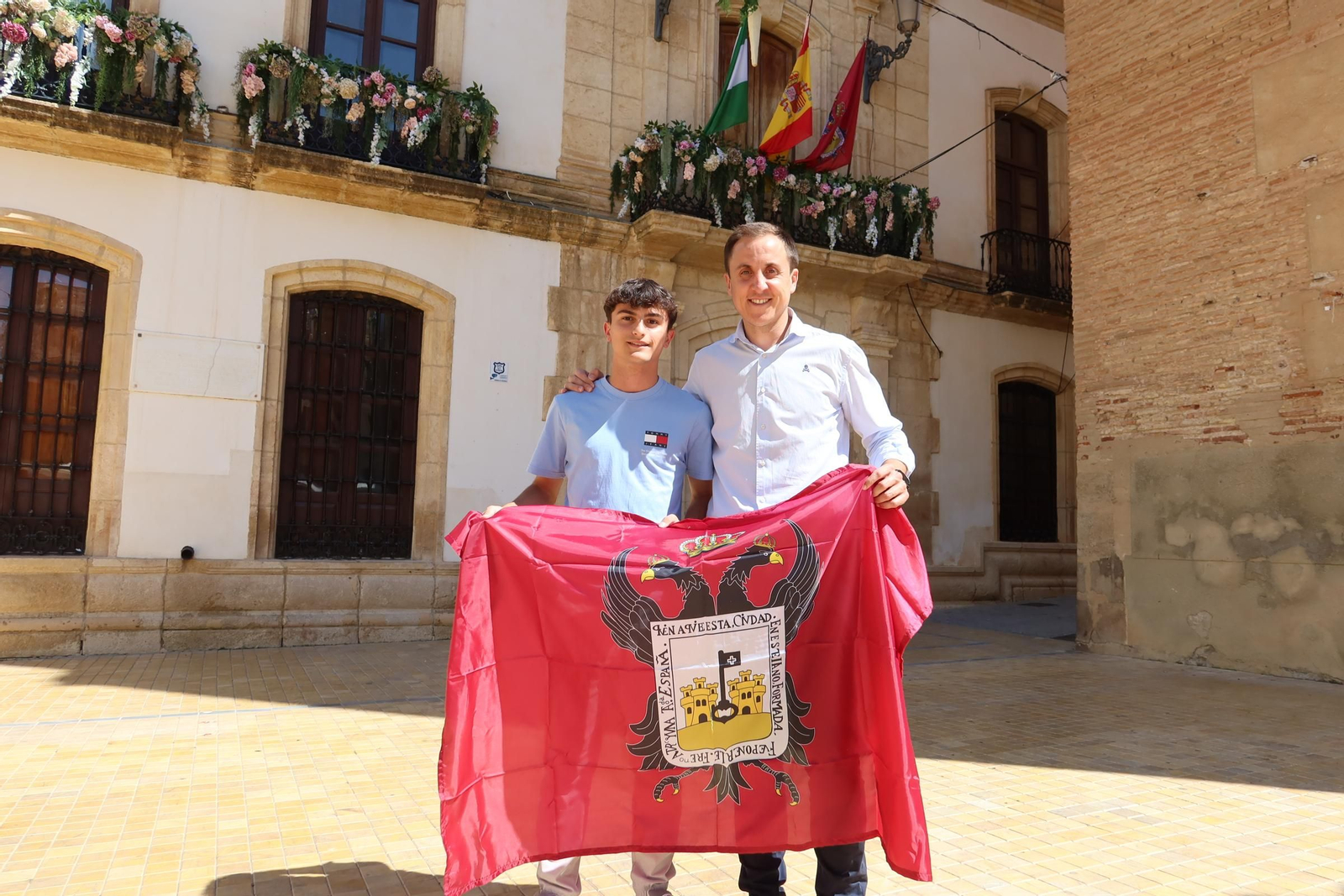 Javier Castillo recibe bandera municipio de Vera de manos del alcalde.
