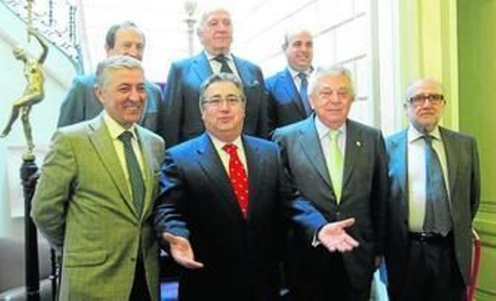 El alcalde posa junto a su delegado de Urbanismo y Medio Ambiente, el presidente de la Cámara, los hosteleros y comerciantes, antes de las jornadas.