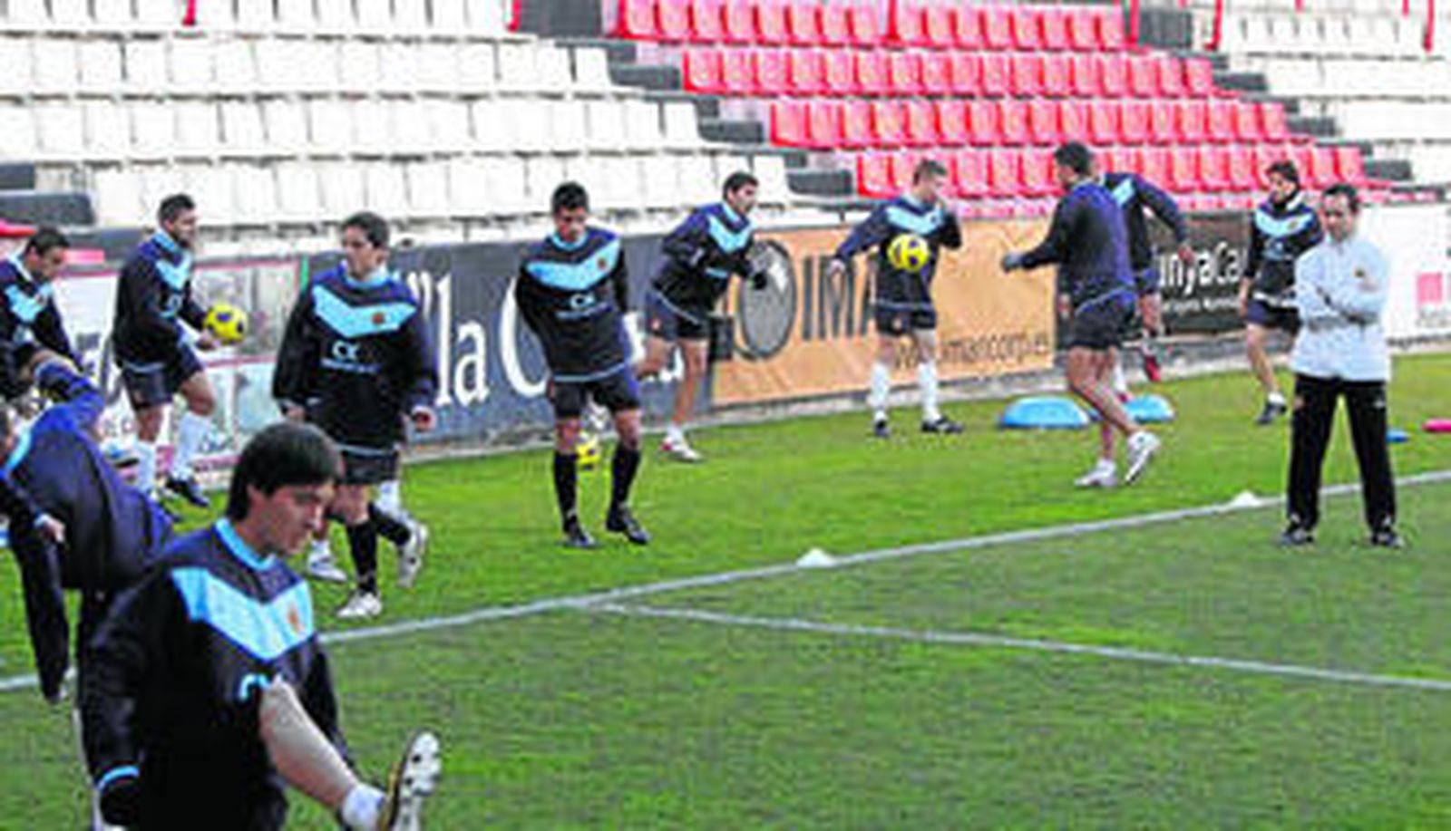 Juan Carlos Oliva observa los ejercicios físicos de sus futbolistas durante un entrenamiento reciente.