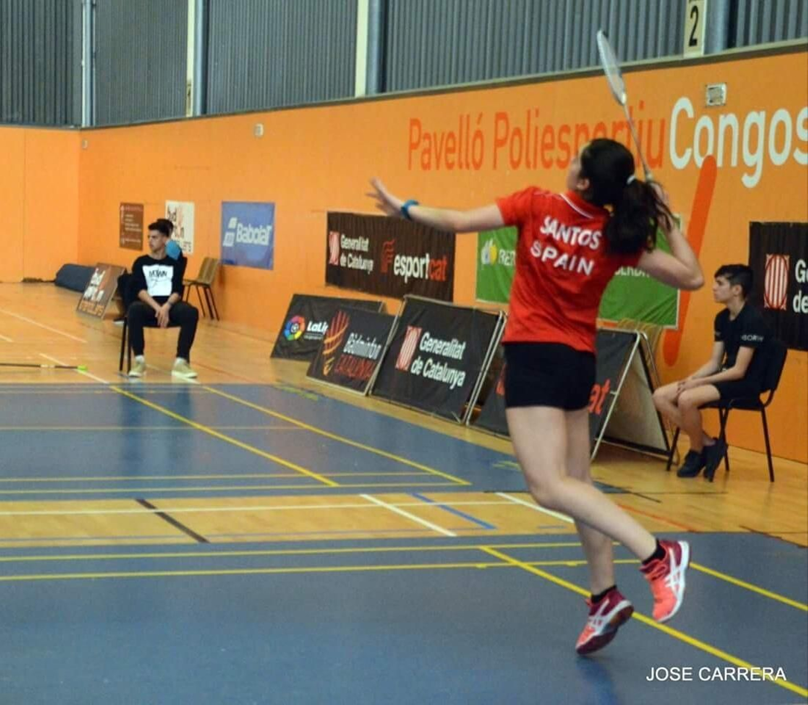 Laura Santos juega individuales y dobles.