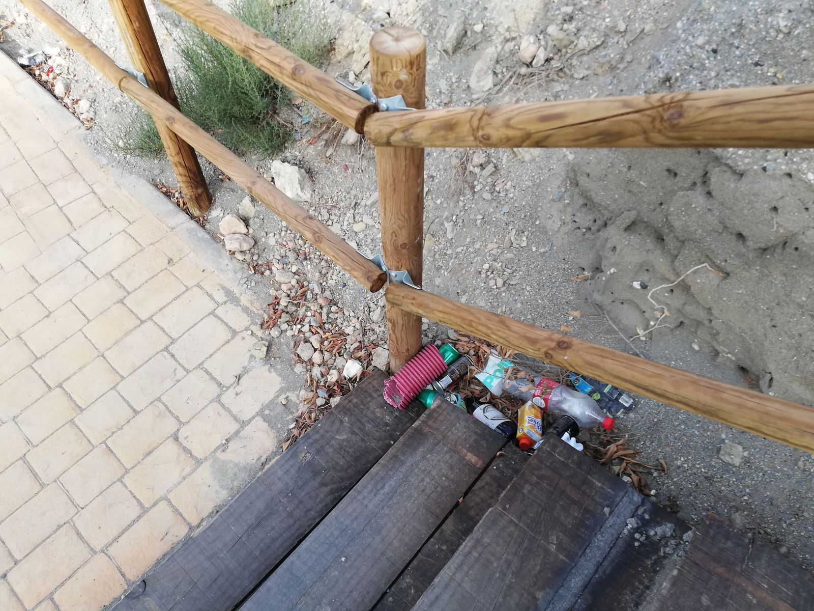 Basura acumulada alrededor del Hospital Torrecárdenas