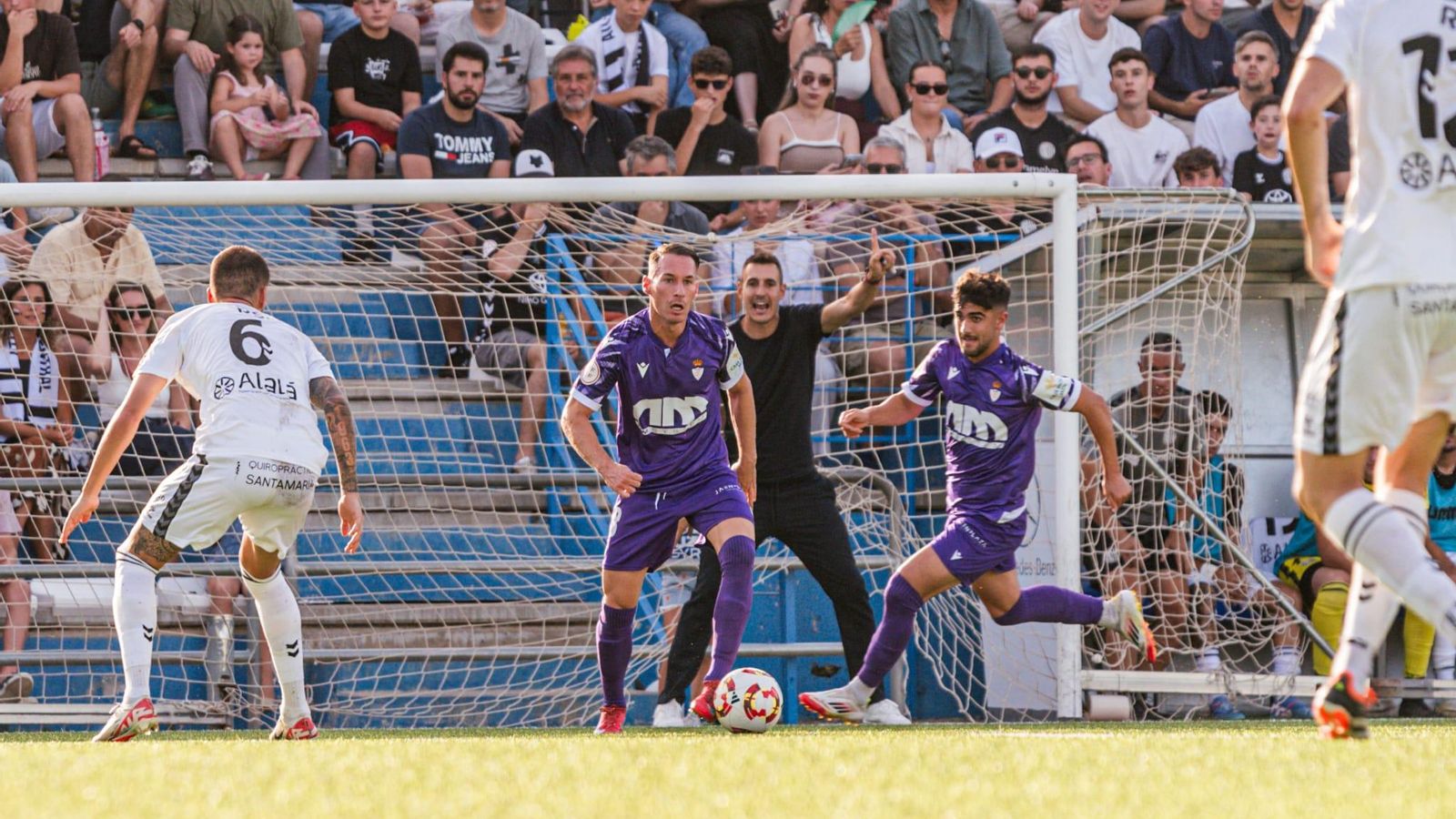 Migue García controla el balón en la banda derecha, con el apoyo de Curro Burgos. Migue García controla el balón en la banda derecha, con el apoyo de Curro Burgos.