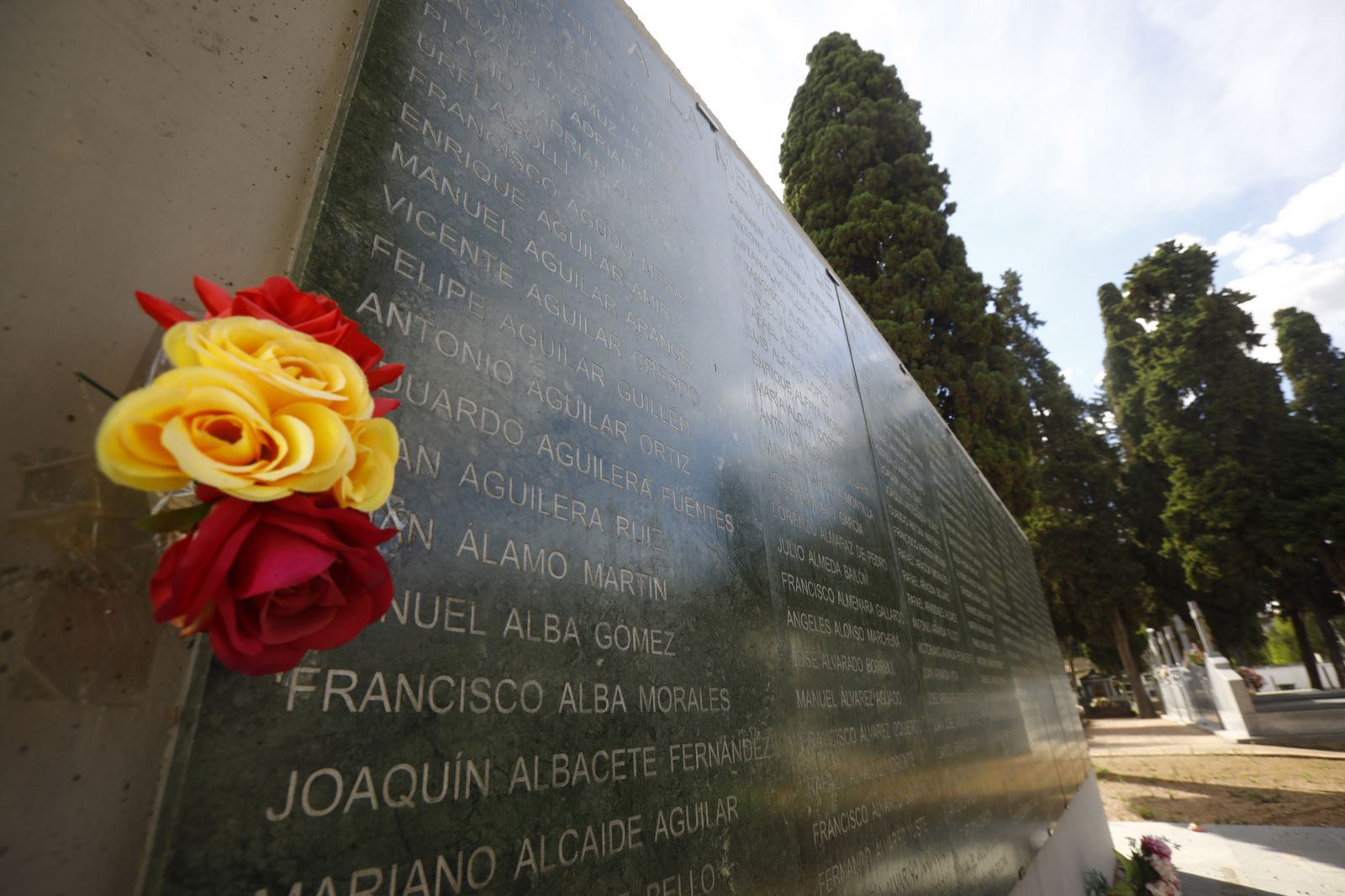Muro de la memoria del cementerio de San Rafael en honor a las víctimas del franquismo.