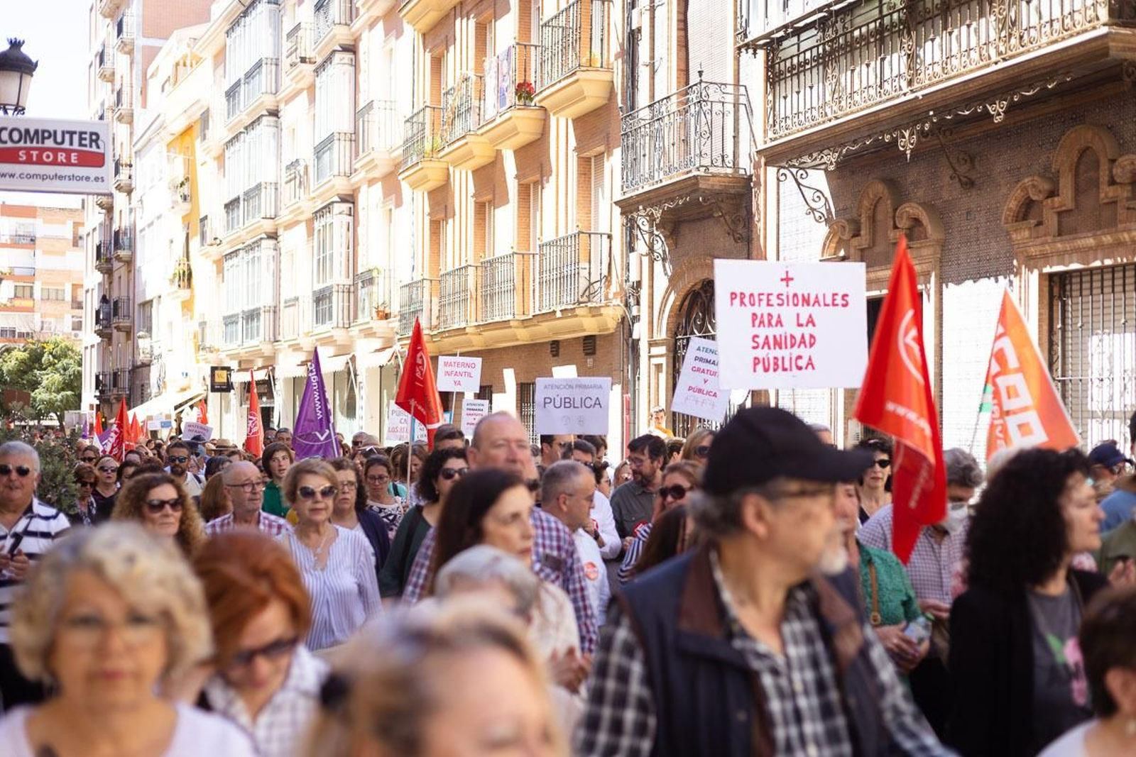 Imágenes de la manifestación por la sanidad pública en Huelva