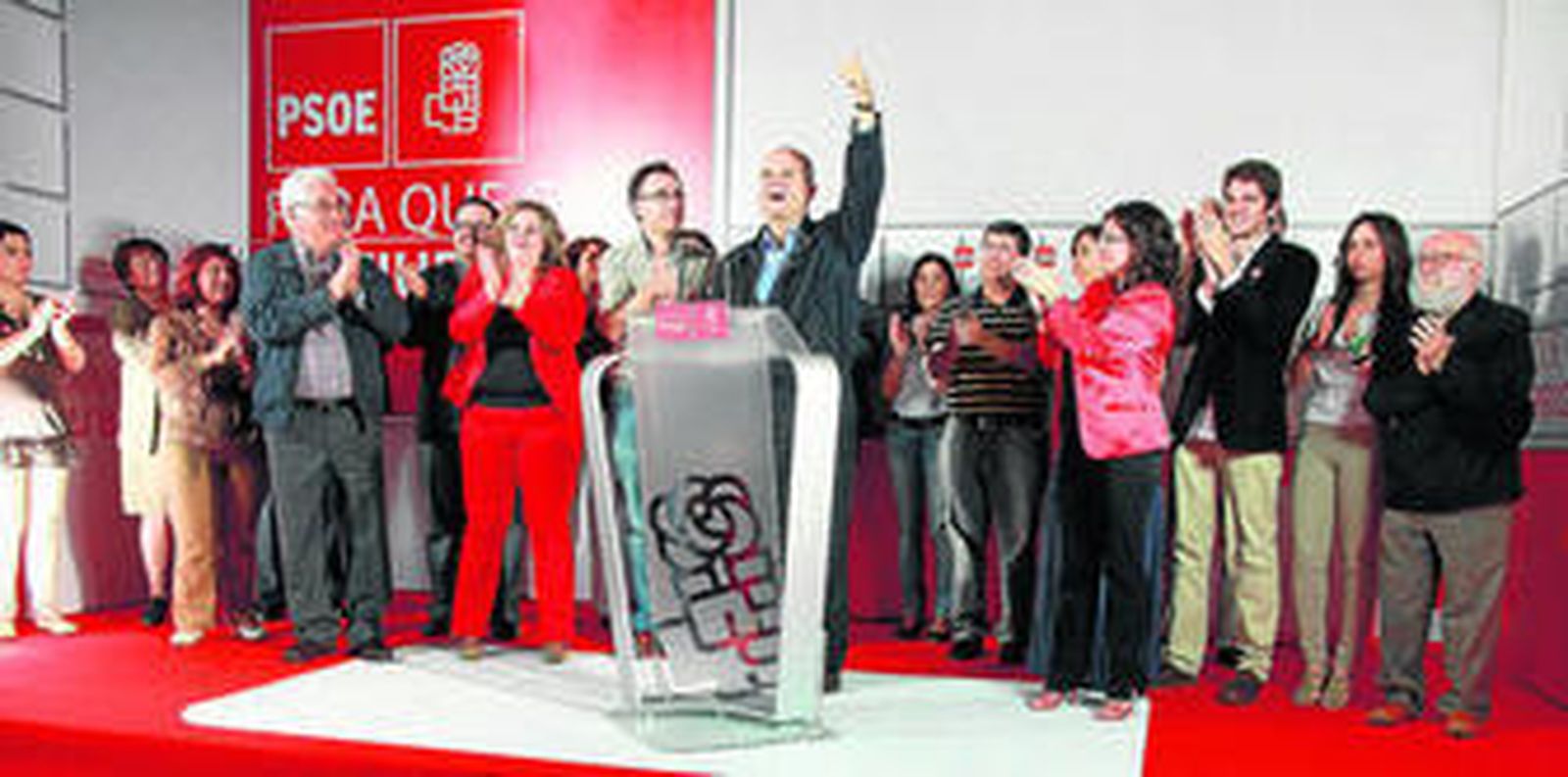 Manuel Chaves saluda al público asistente junto a la candidatura de los socialistas montillanos.
