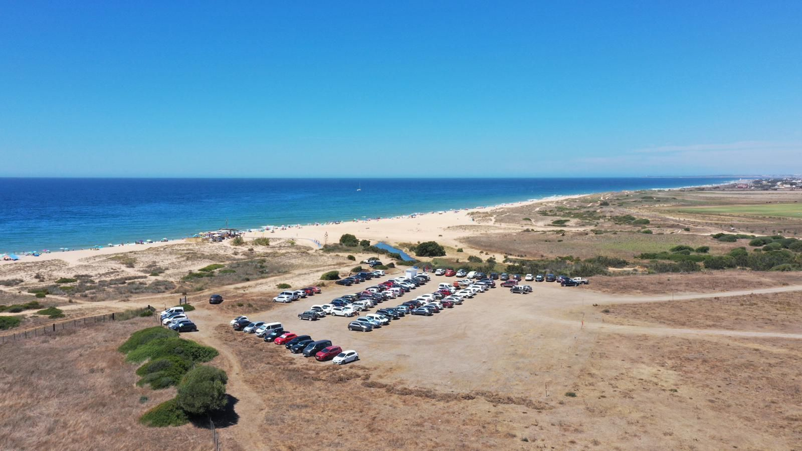 El aparcamiento junto a la playa de Mangueta.