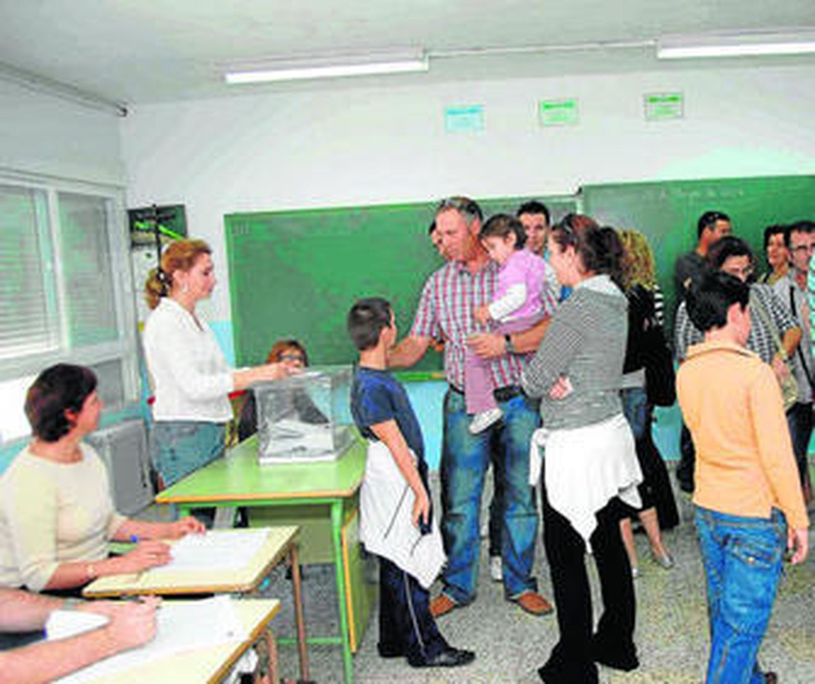 Ambiente de una mesa electoral en Isla Cristina durante las elecciones municipales de 2007.
