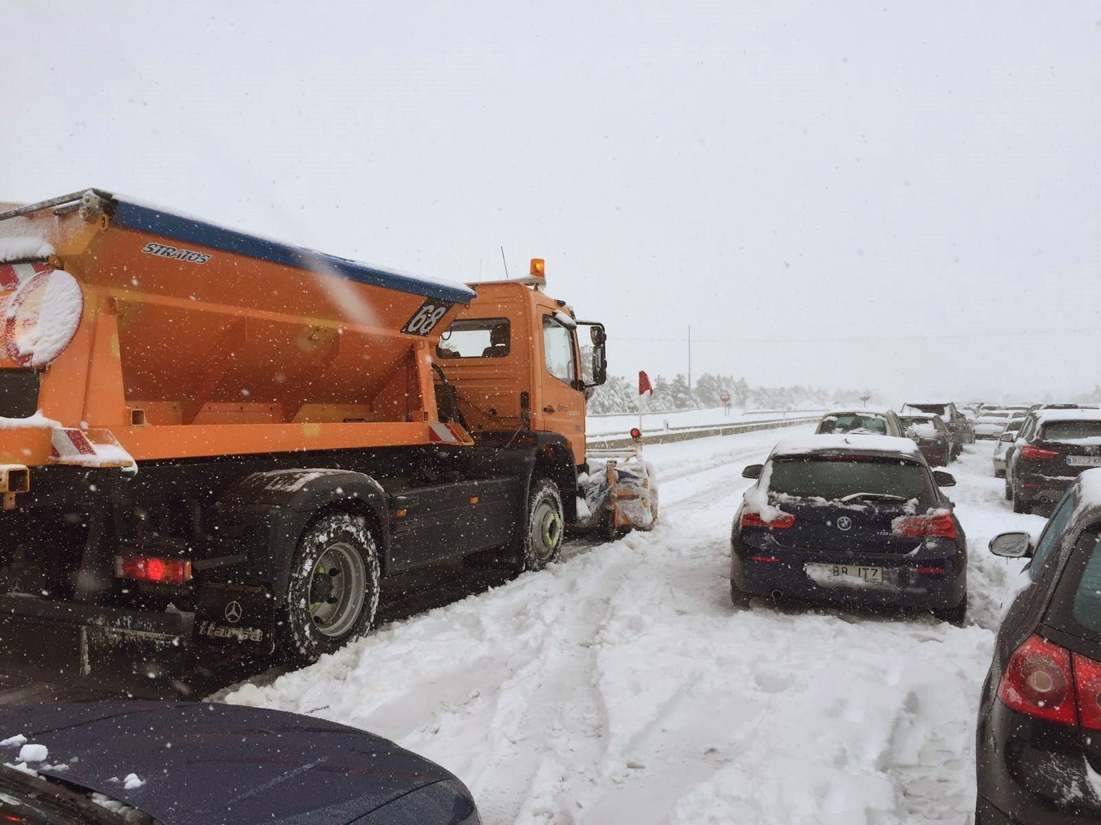 El temporal deja atrapadas en sus coches durante horas a numerosas familias en las carreteras españolas