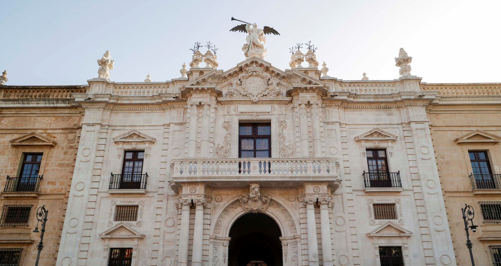 Debate sobre prejuicios lingüísticos en la Facultad de Filología de la US.
