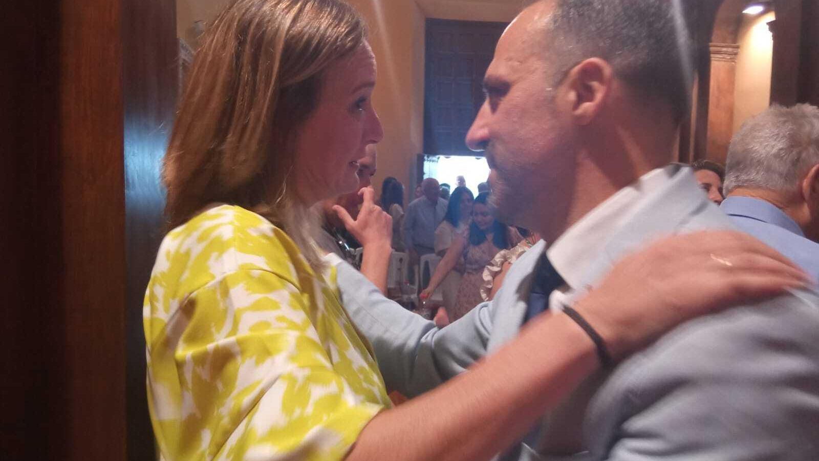 La alcaldesa saliente del PSOE, Isabel Gómez, da la enhorabuena al nuevo regidor popular, Mario Casillas.