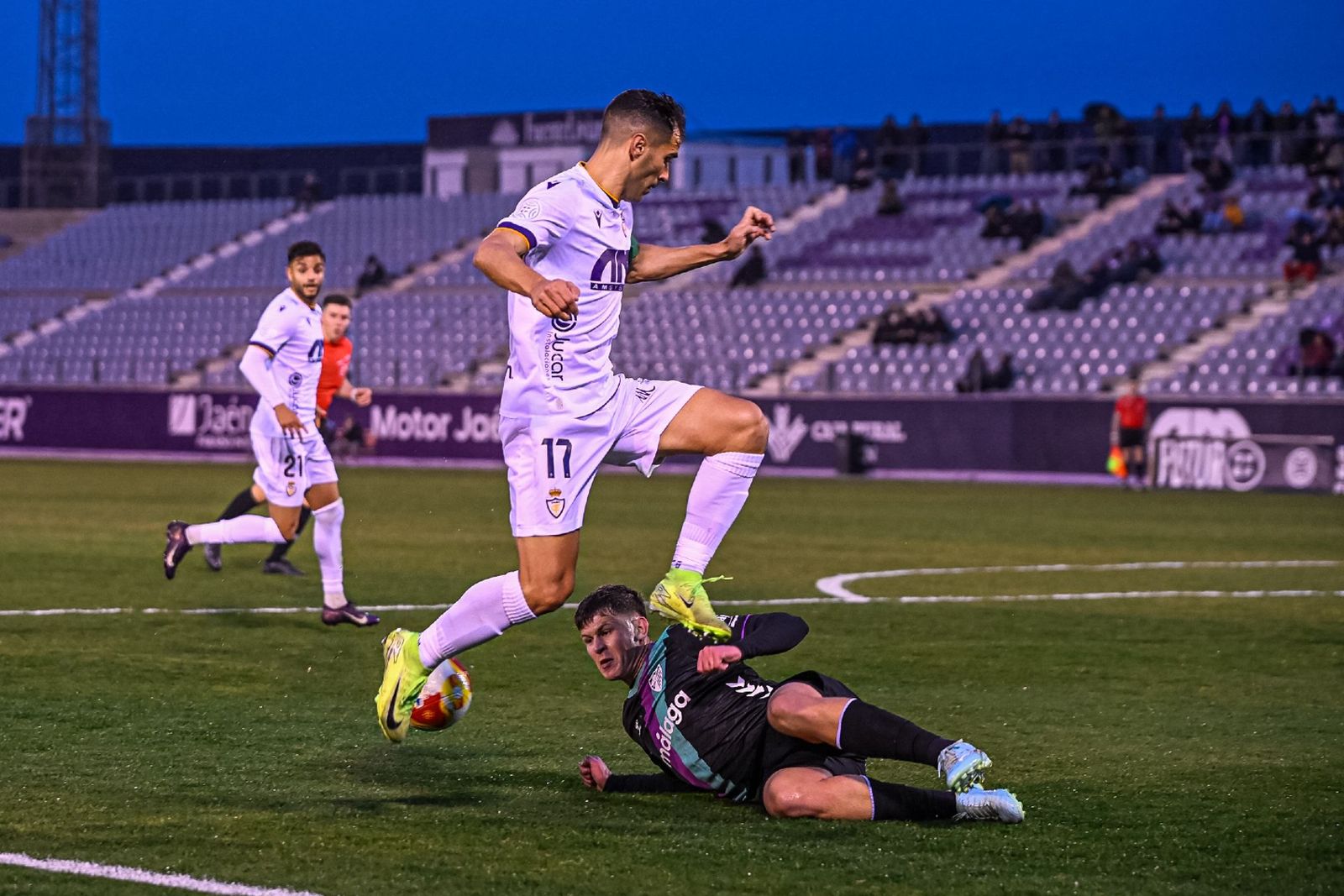 El Estepona respira (0-3) y el Atlético Malagueño se hunde más (3-0)