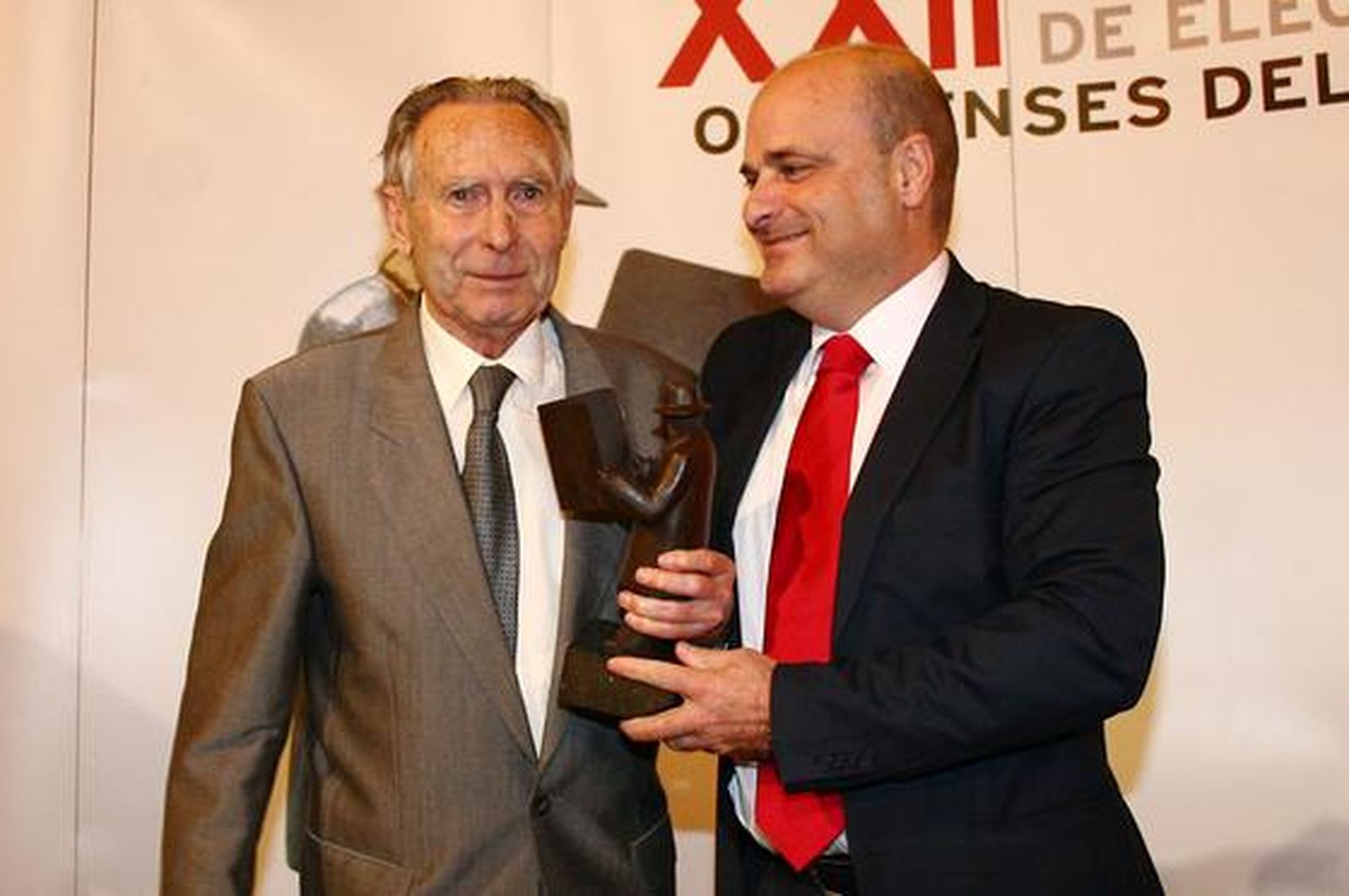 Antonio Álvarez Navarro posa tras recibir el premio en la categoría Servicio al Ciudadano.

Foto: Alberto Dominguez