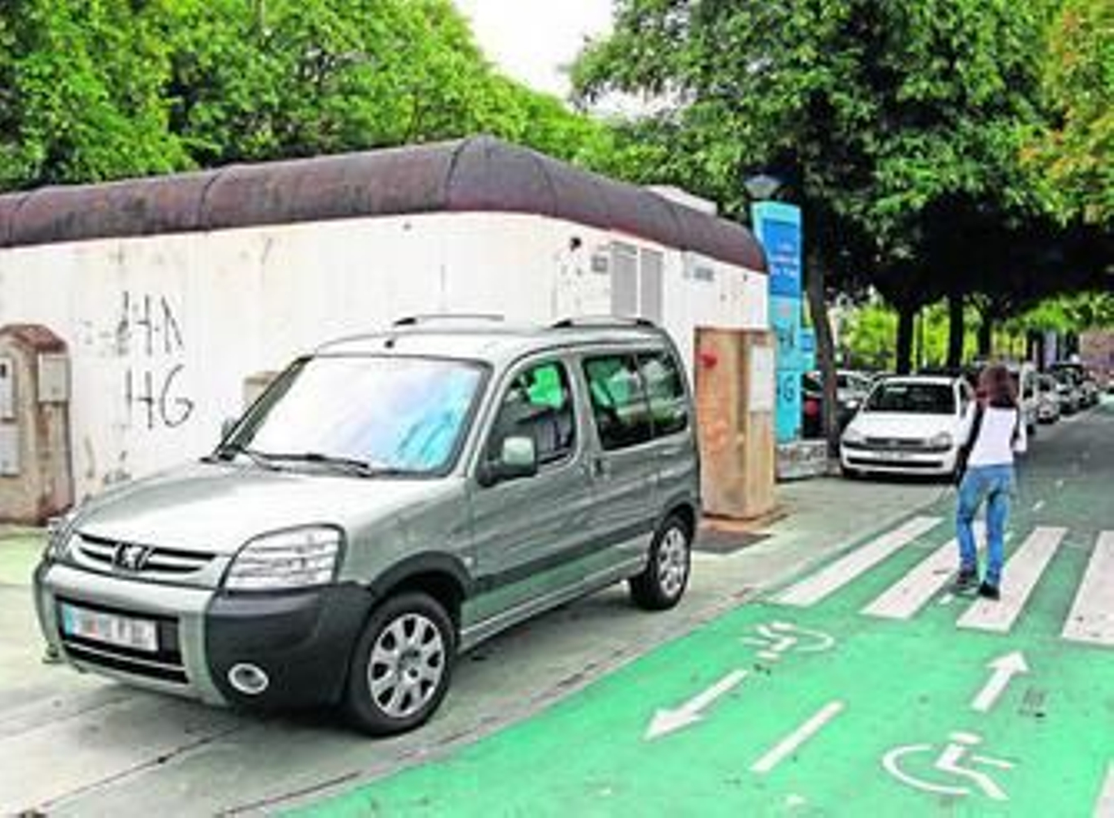 La escasez de aparcamientos obliga a los trabajadore de Cartuja a dejar los coches en zonas no habilitadas.