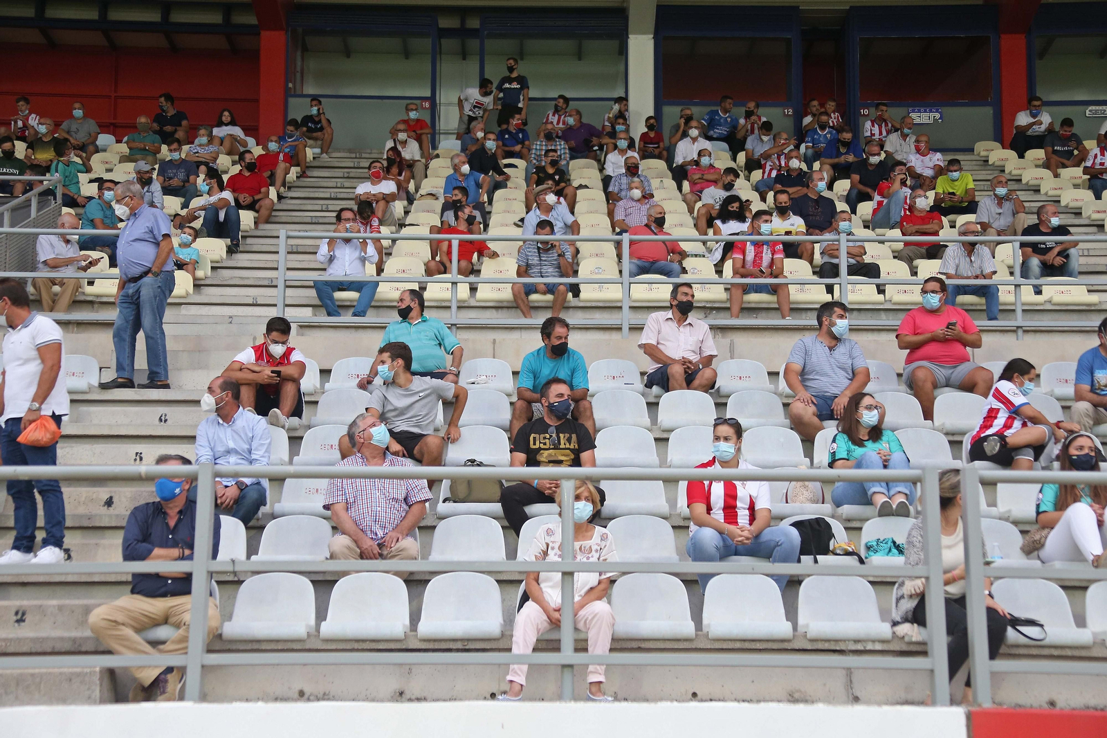 Los aficionados del Algeciras, ubicados con distancia social en la Tribuna del Nuevo Mirador. Los aficionados del Algeciras, ubicados con distancia social en la Tribuna del Nuevo Mirador.